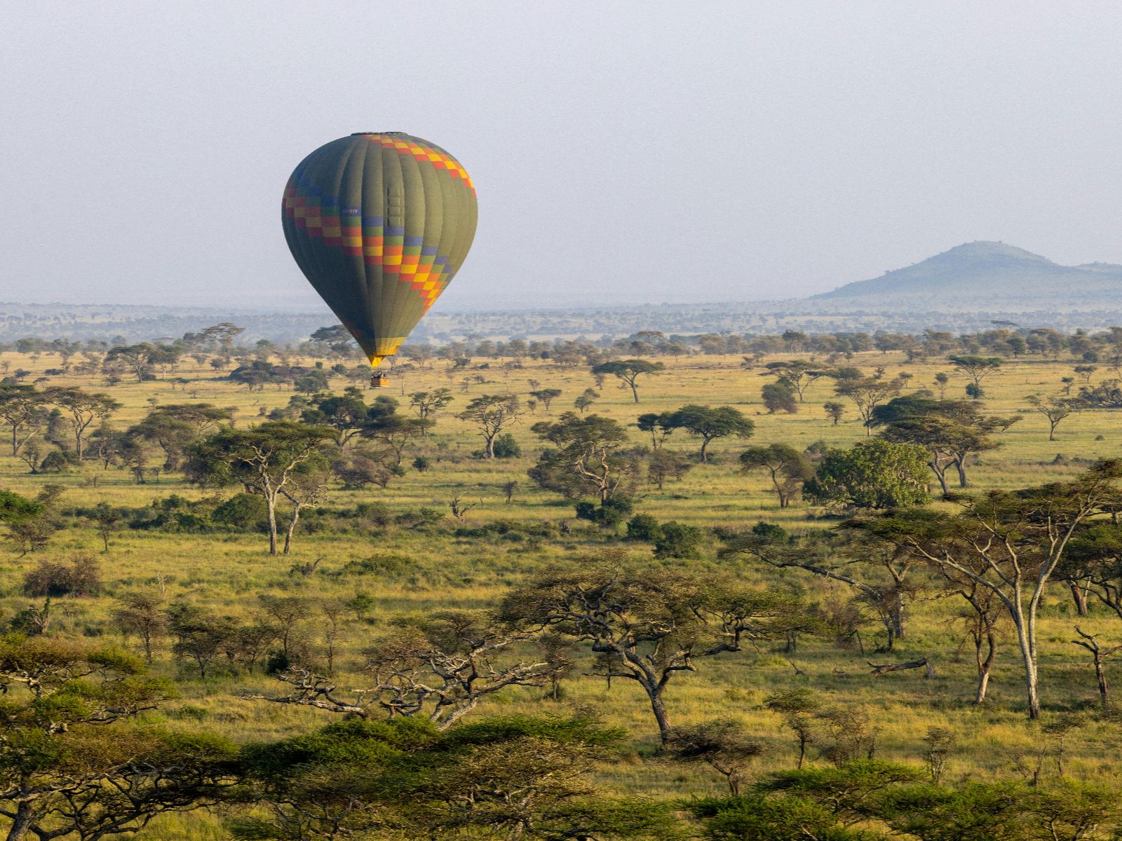 Rondreis Tanzania, Serengeti, excursie ballonvaart over Serengeti, luchtballon boven vlakte