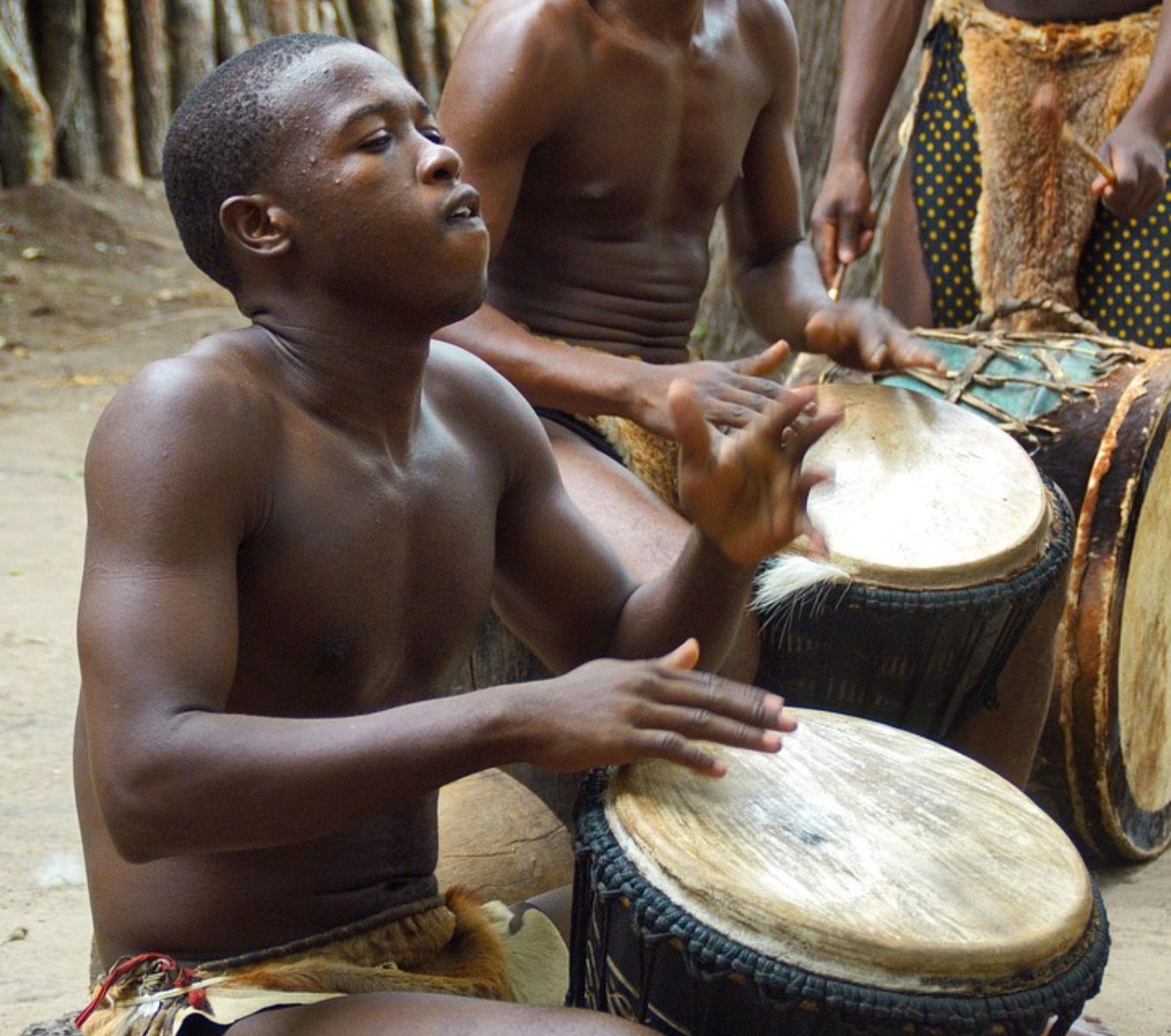 Rondreis-Zuid-Afrika-St.-Lucia-Zulu-Village-Tour-trommelen-aspect-ratio-565-500