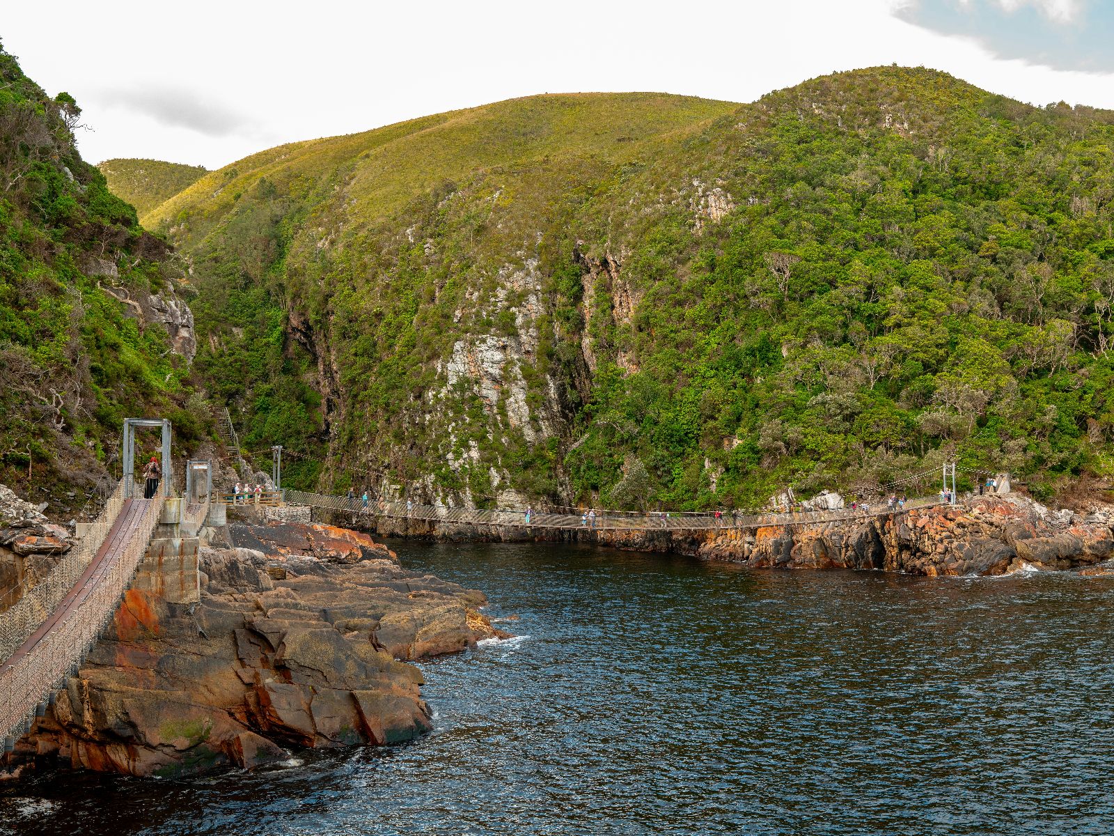 Rondreis Zuid-Afrika, Storms River, excursie Kayak & Lilo Adventure, brug over rivier