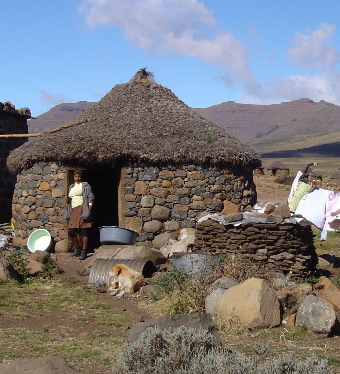 Rondreis Zuid-Afrika, Underberg, Excursie Sani Pass Day Tour, traditionele hut met vrouw