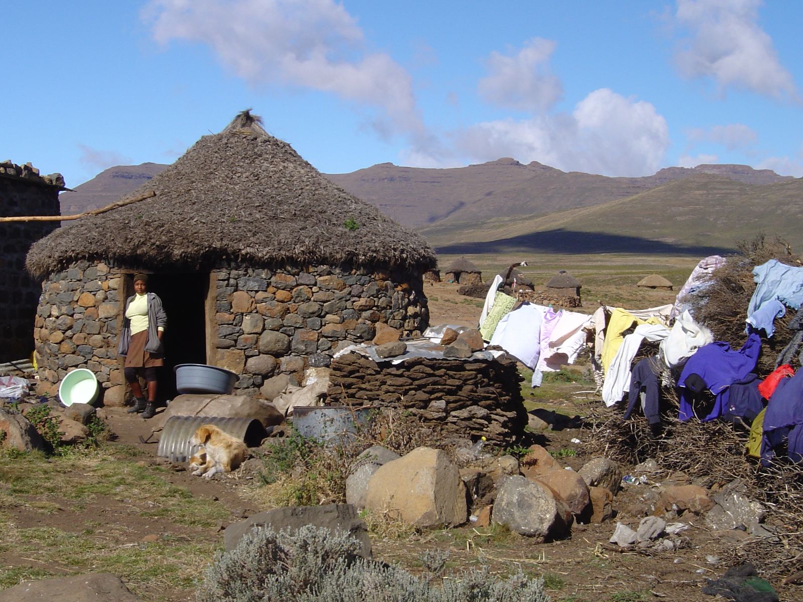 Rondreis Zuid-Afrika, Underberg, Excursie Sani Pass Day Tour, traditionele hut met vrouw