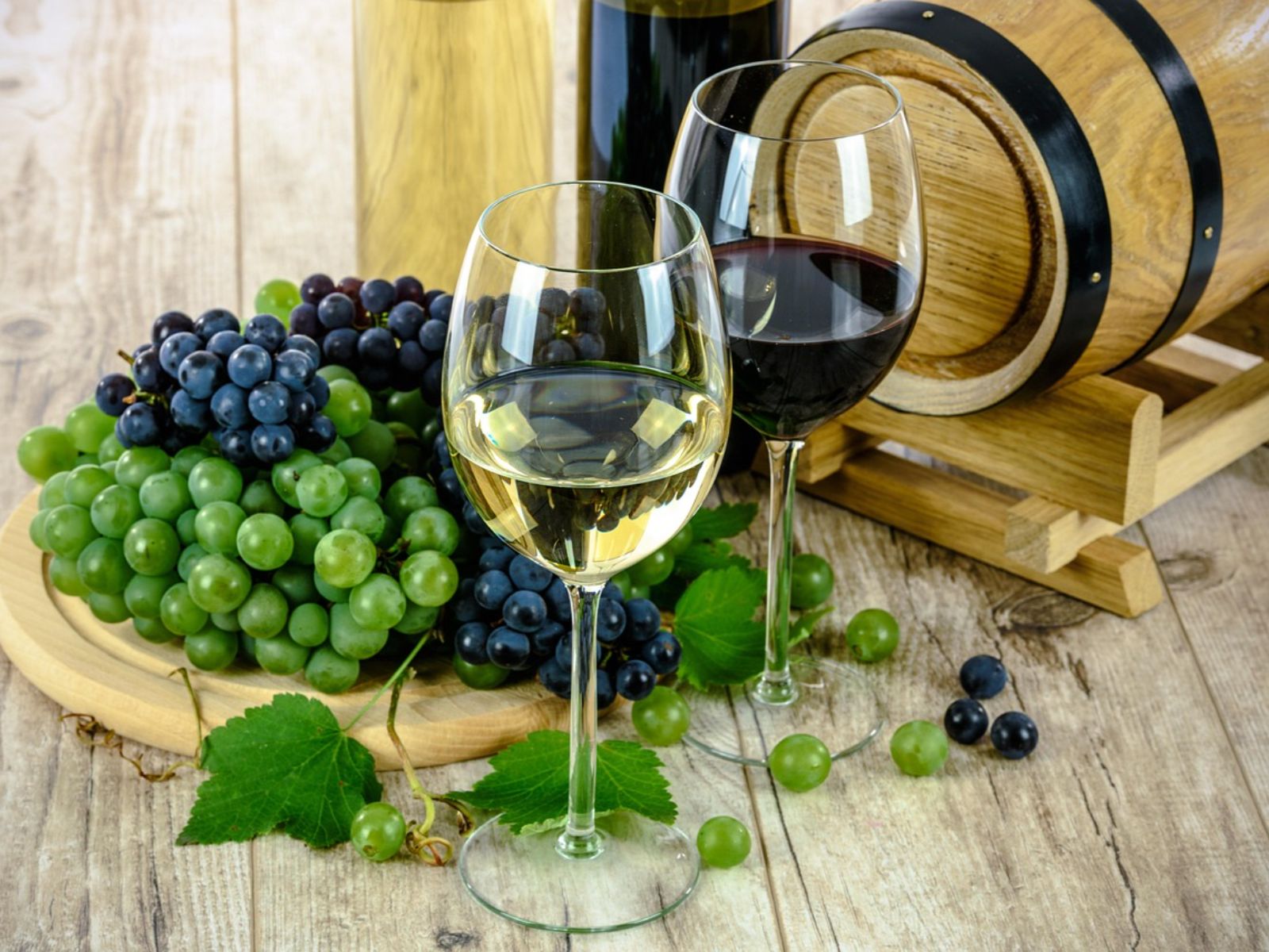 Rondreis Zuid-Afrika, excursie Whales and wine tour, glas wijn