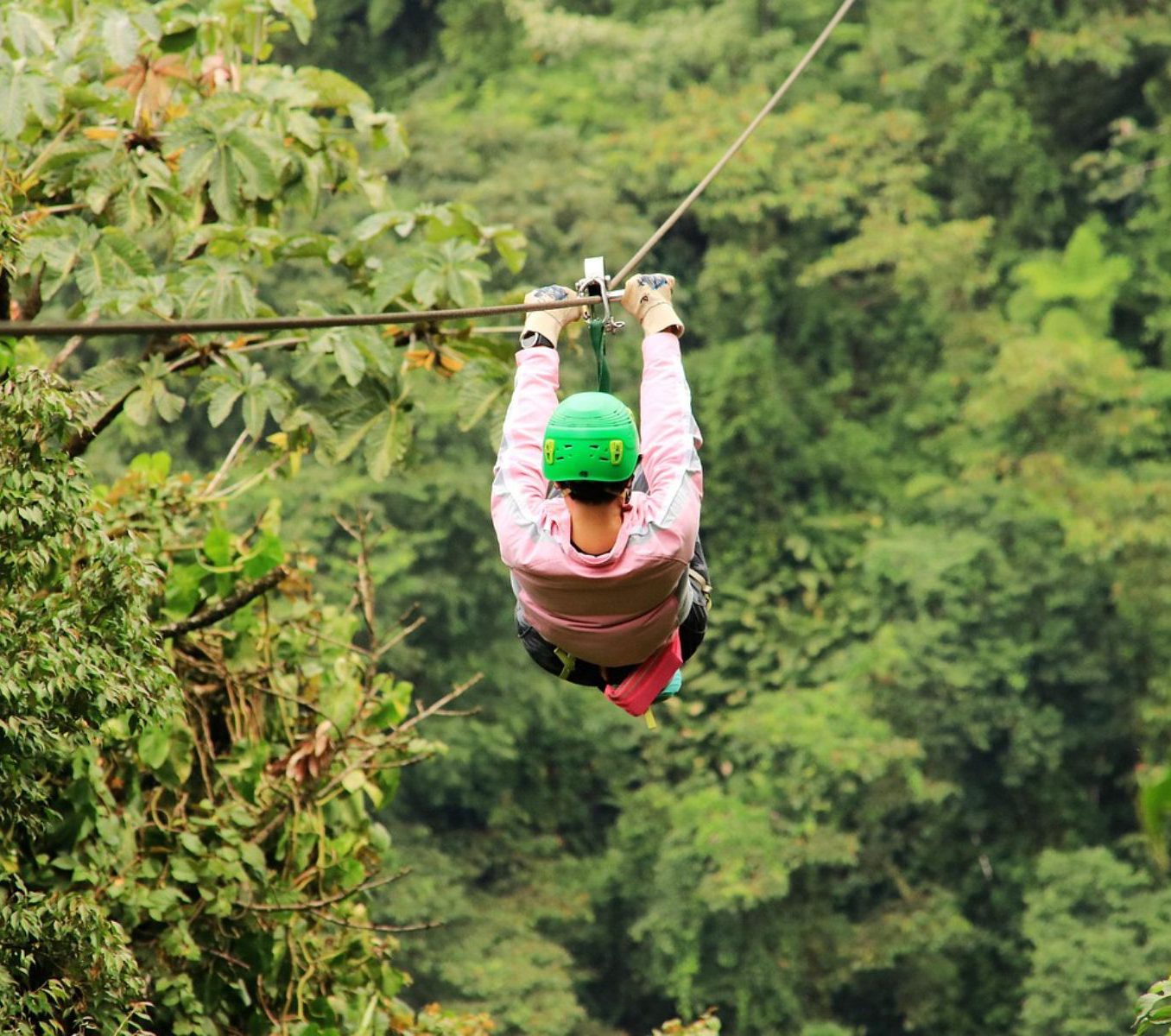 Rondreis Zuid-Afrika, excursie forest zipline Hazyview, persoon aan zipline