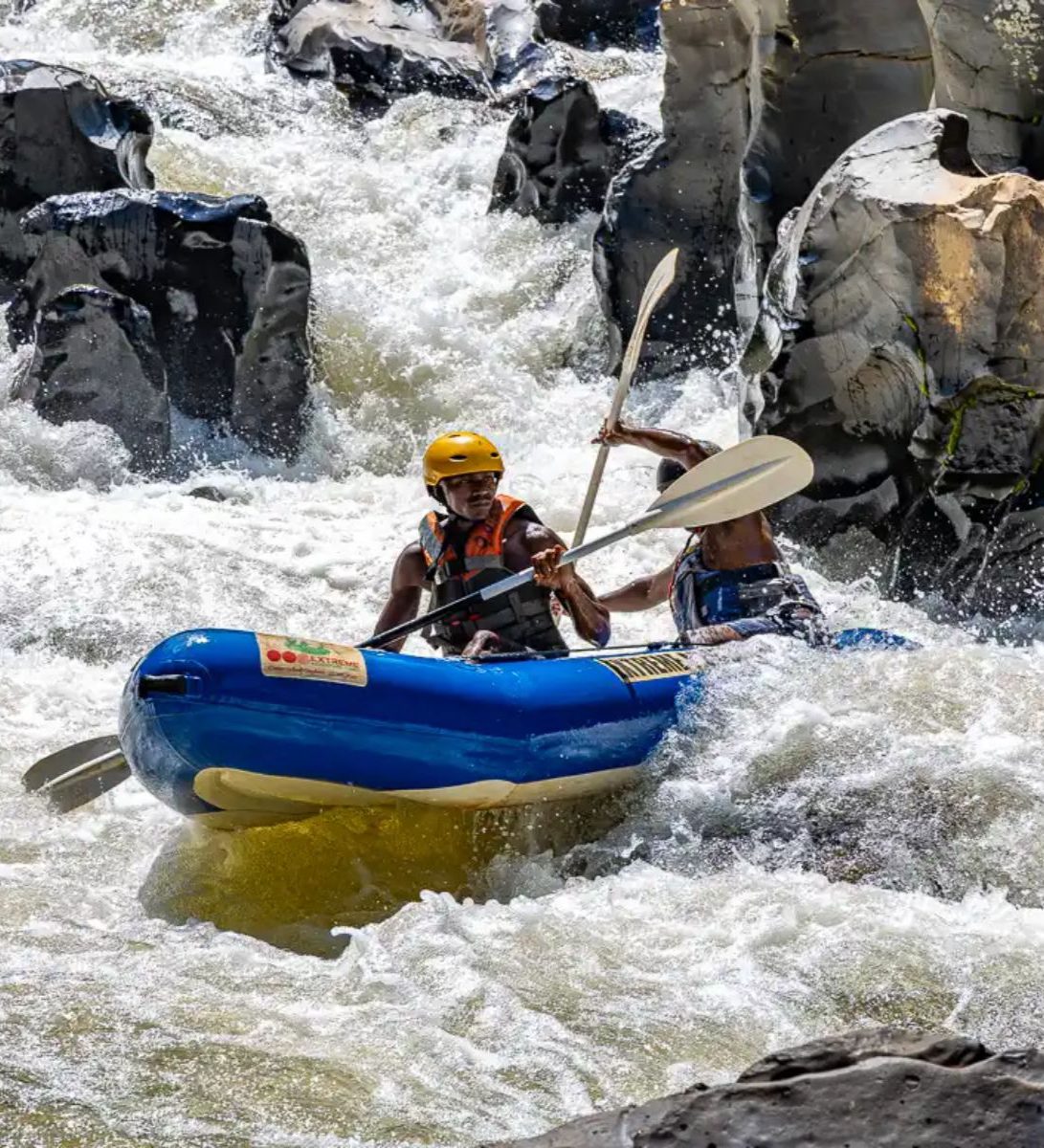 Rondreis Zuid-Afrika, excursie guided river rafting, Hazyview 2 mannen in blauw raft op wild water
