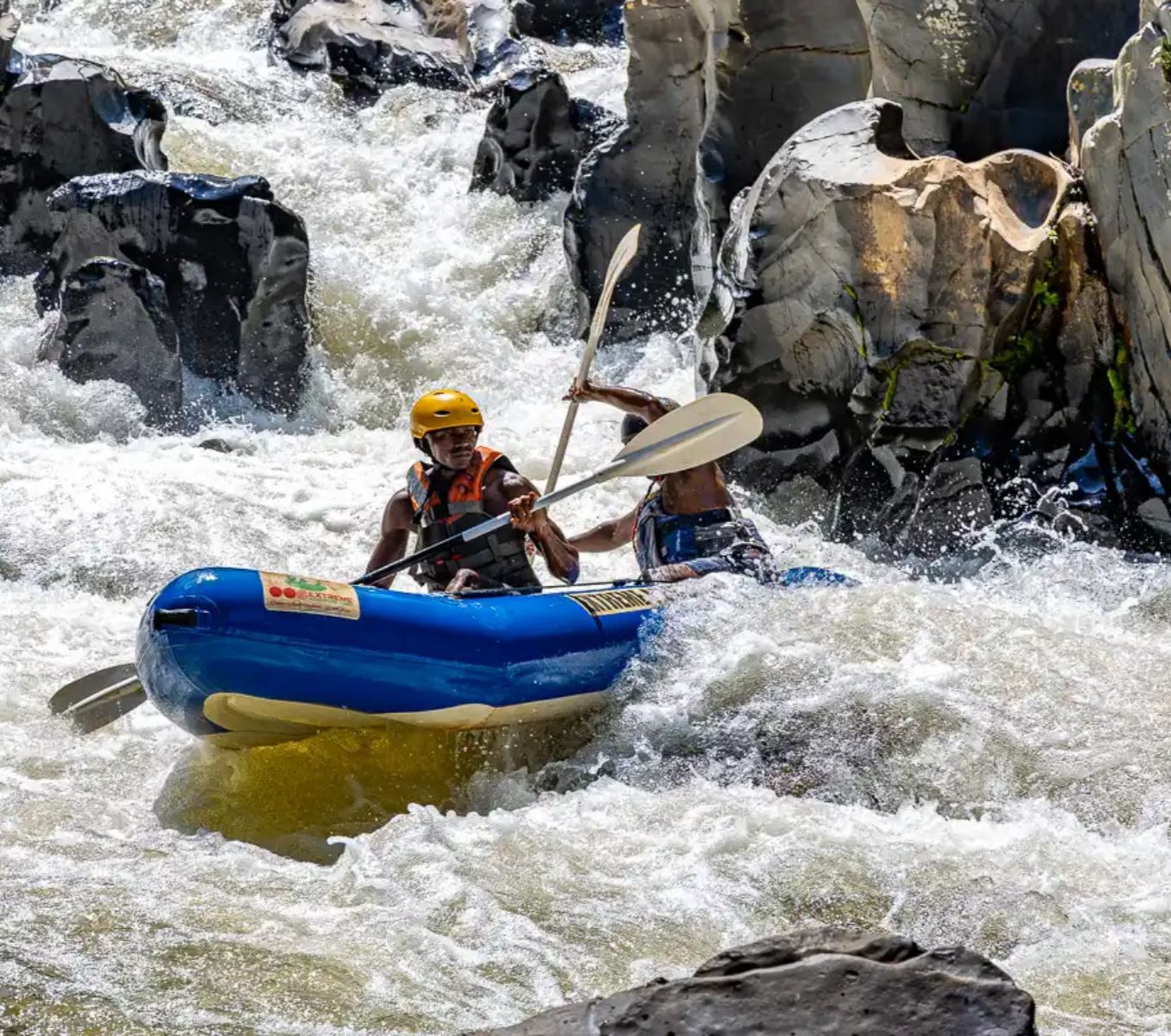 Rondreis Zuid-Afrika, excursie guided river rafting, Hazyview 2 mannen in blauw raft op wild water