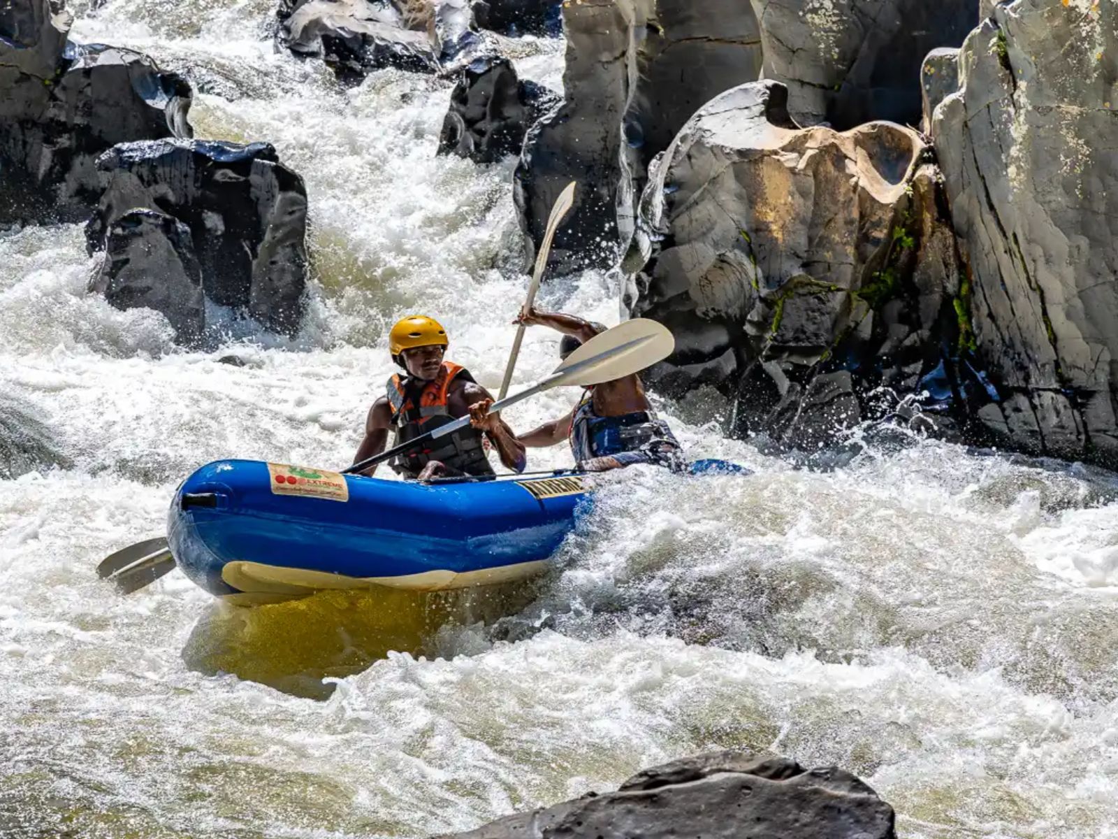Rondreis Zuid-Afrika, excursie guided river rafting, Hazyview 2 mannen in blauw raft op wild water