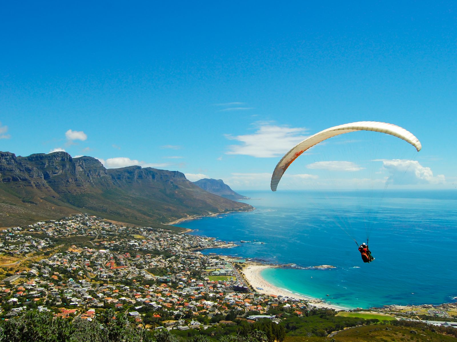 Rondreis Zuid-Afrika, excursie tandem paragliding Kaapstad, paragliders boven Cape Town