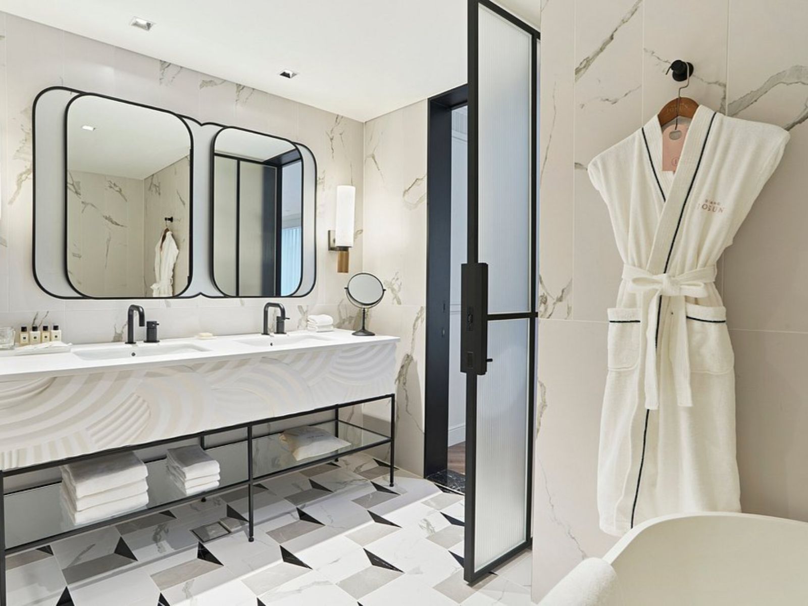 Rondreis Zuid Korea, Busan, Grand Josun, badkamer wit