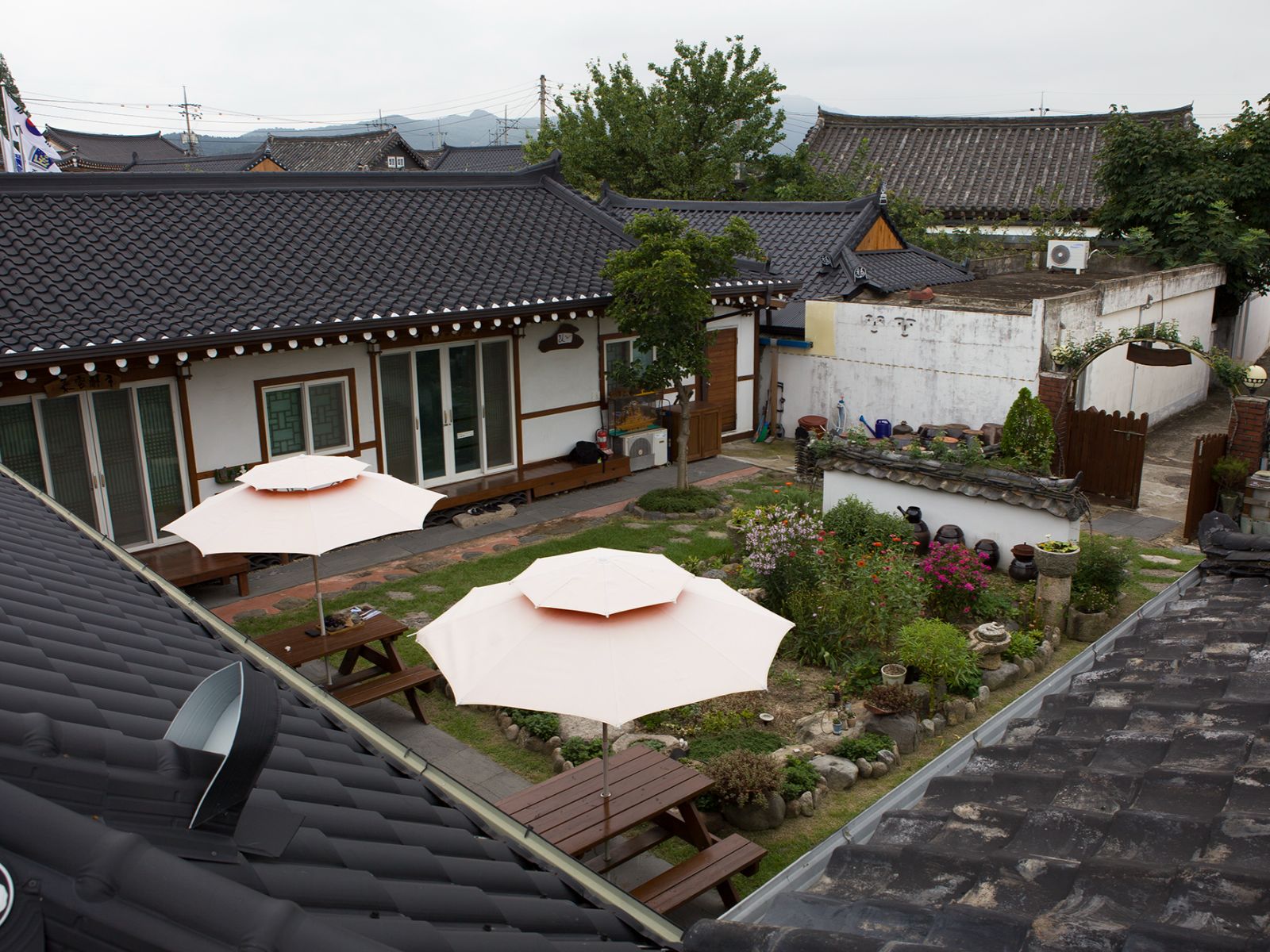 Rondreis Zuid-Korea, Gyeongju, Raon Hanok Stay, Bovenaanzicht van de tuin