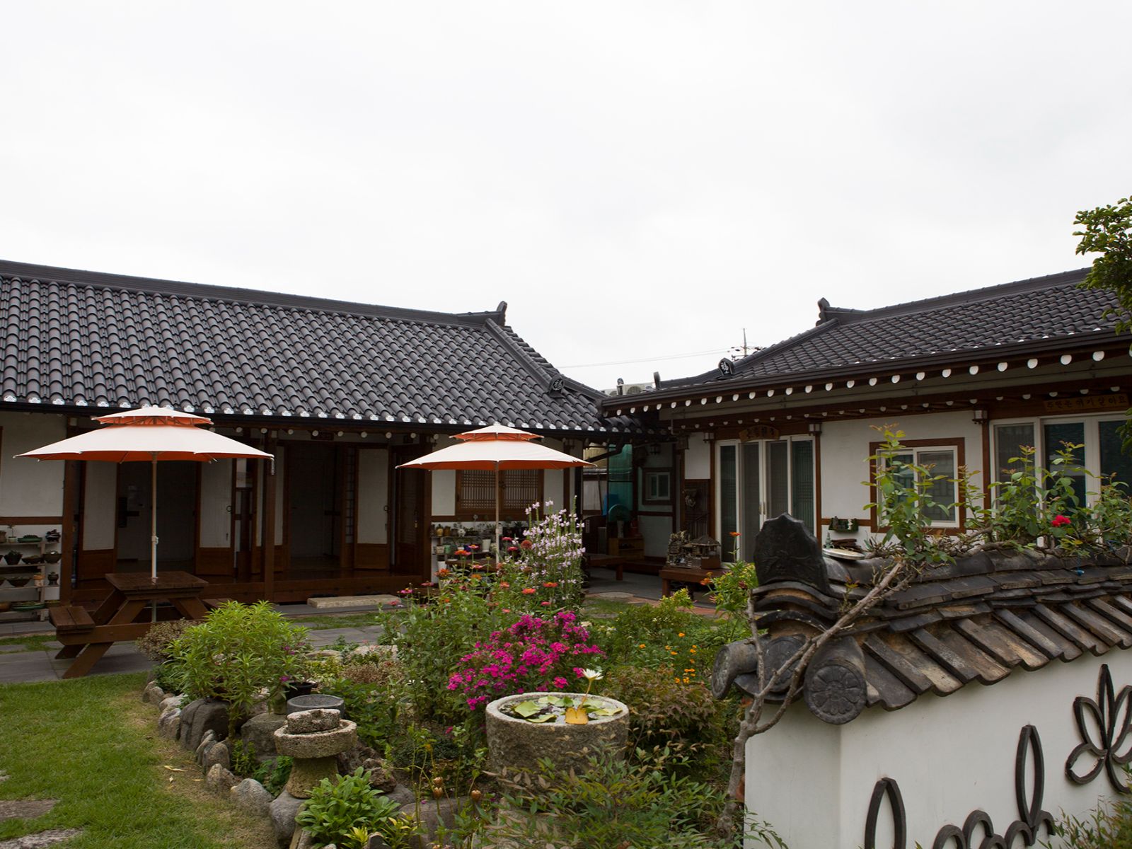 Rondreis Zuid-Korea, Gyeongju, Raon Hanok Stay, Entree naar de tuin en de hanok