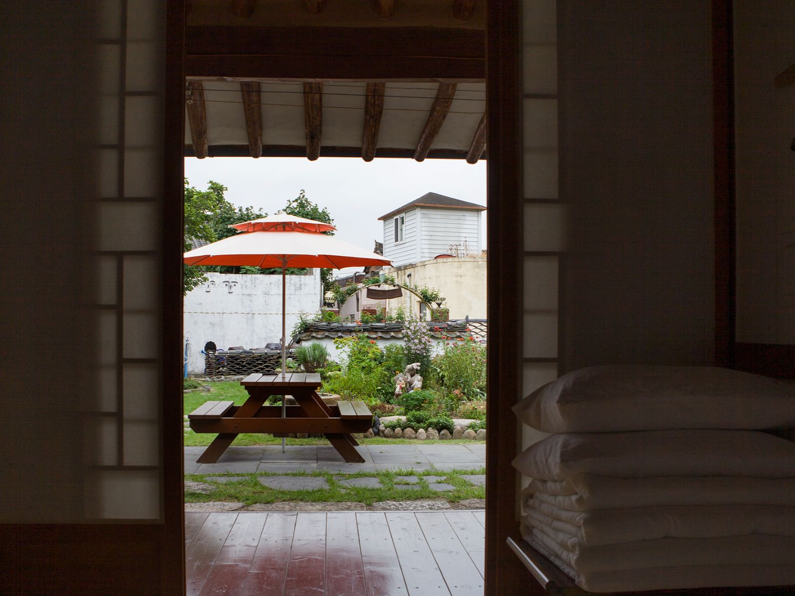 Rondreis Zuid-Korea, Gyeongju, Raon Hanok Stay, Uitzicht op de tuin vanaf de slaapkamer