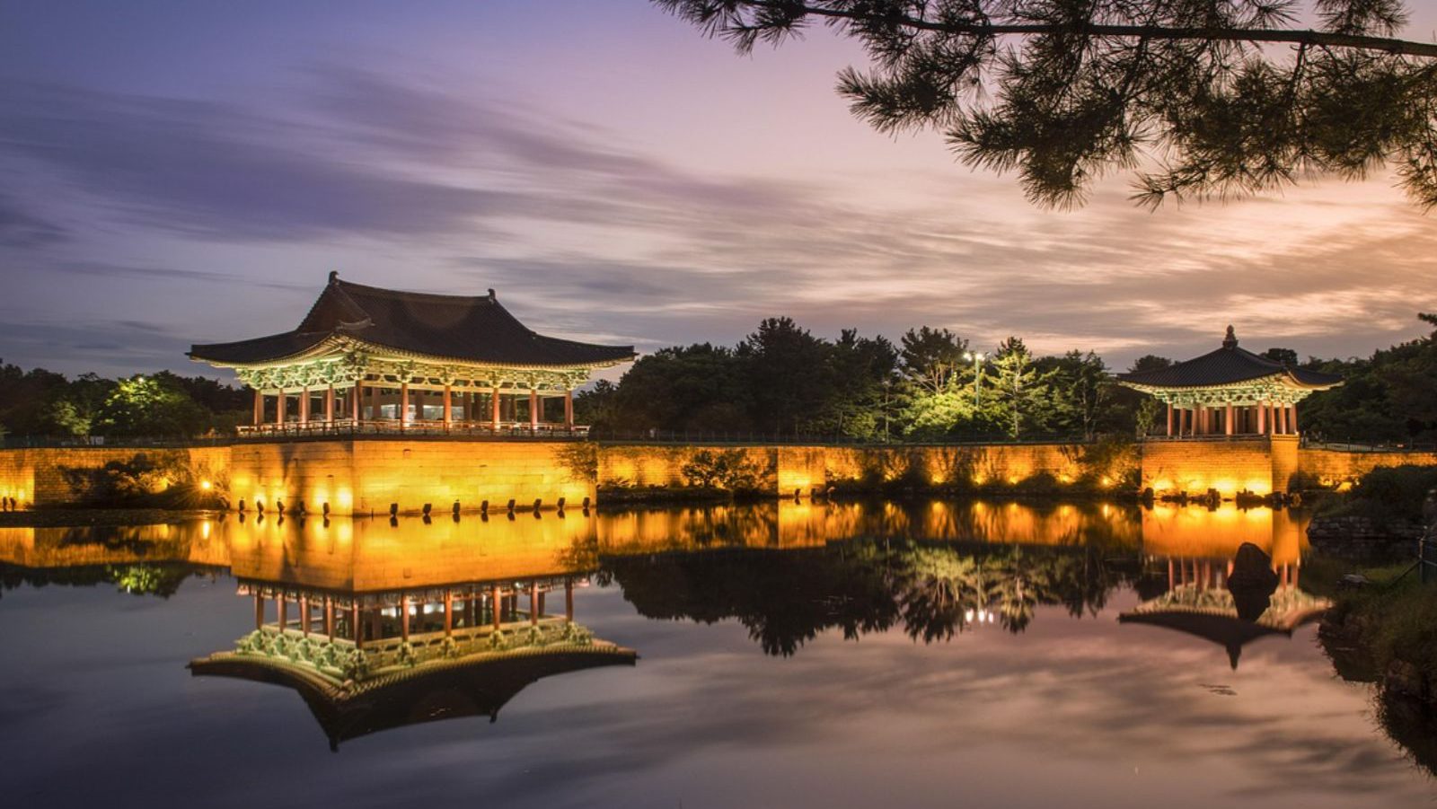 Rondreis Zuid-Korea, Gyeongju, verlichte tempel in avond