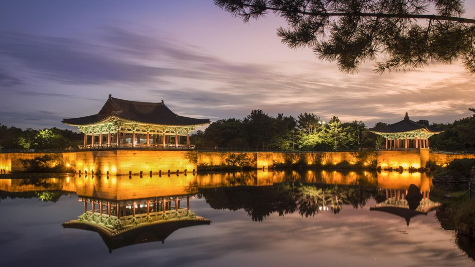 Rondreis Zuid-Korea, Gyeongju, verlichte tempel in avond