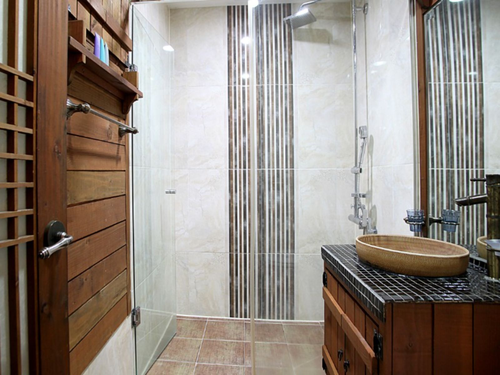 Rondreis Zuid-Korea, Jeonju, Taejogung Hanok Hotel, Badkamer met douche
