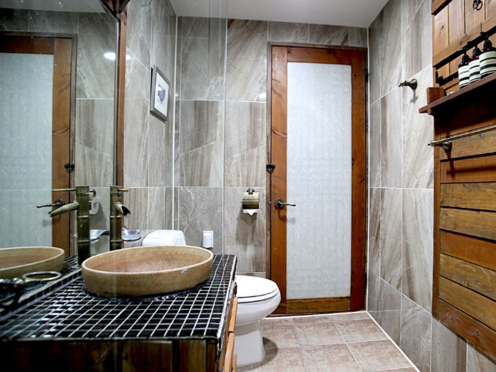 Rondreis Zuid-Korea, Jeonju, Taejogung Hanok Hotel, Badkamer met toilet
