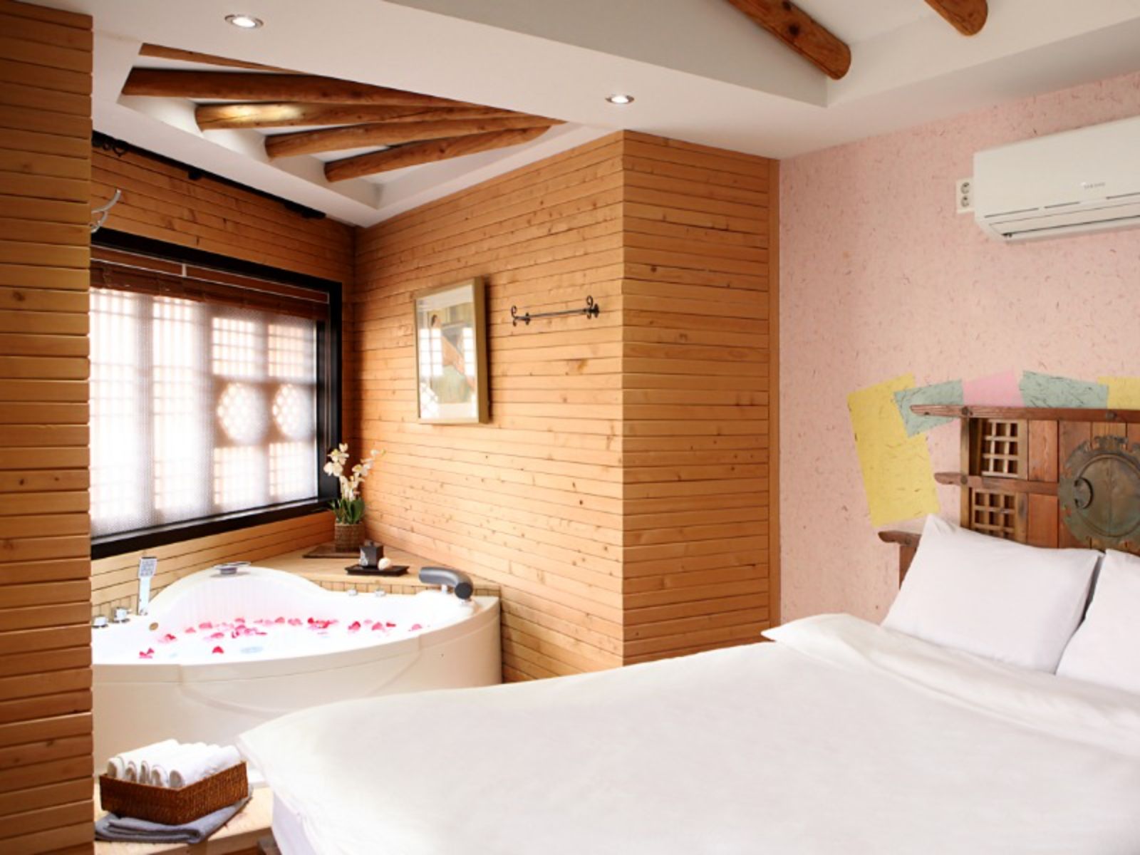 Rondreis Zuid-Korea, Jeonju, Taejogung Hanok Hotel, Slaapkamer met tweepersoonsbed en whirlpool spa