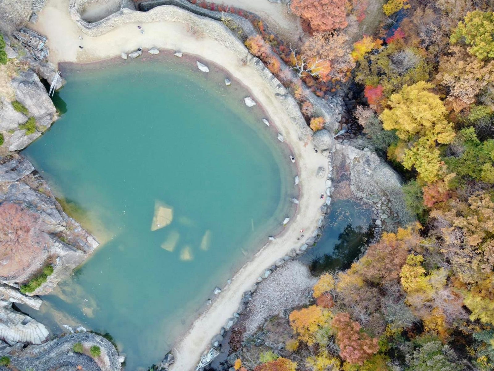 Rondreis Zuid-Korea, Jirisan National Park, Blauw meer met herfstbomen van bovenaf
