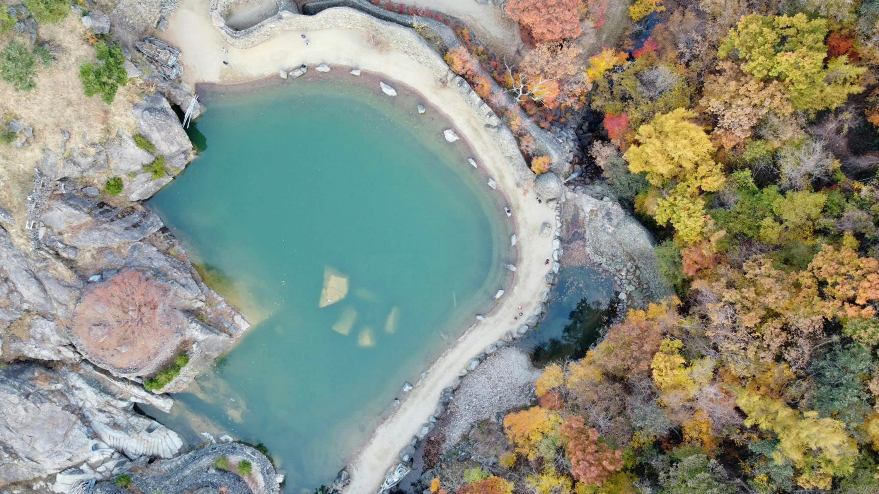 Rondreis Zuid-Korea, Jirisan National Park, Blauw meer met herfstbomen van bovenaf