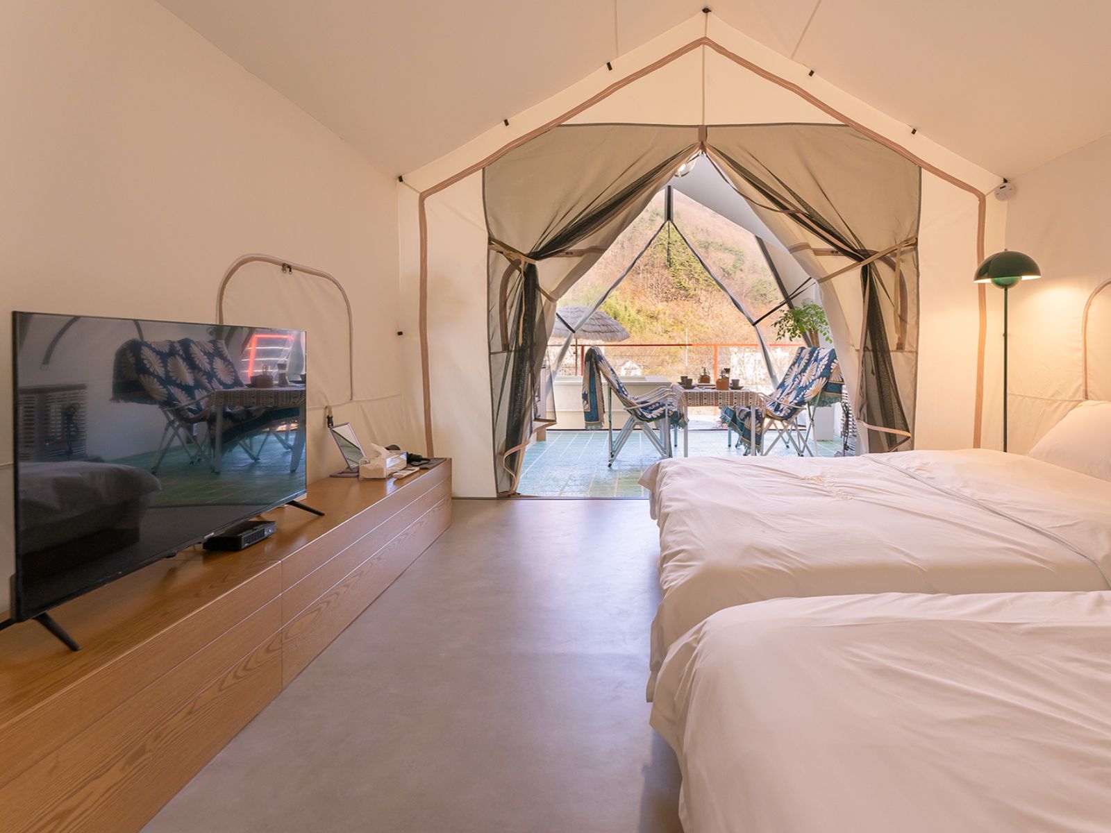 Rondreis Zuid-Korea, Jirisan, O Stay Glamping, Binnenkant van tent met twee tweepersoonsbedden en televisie