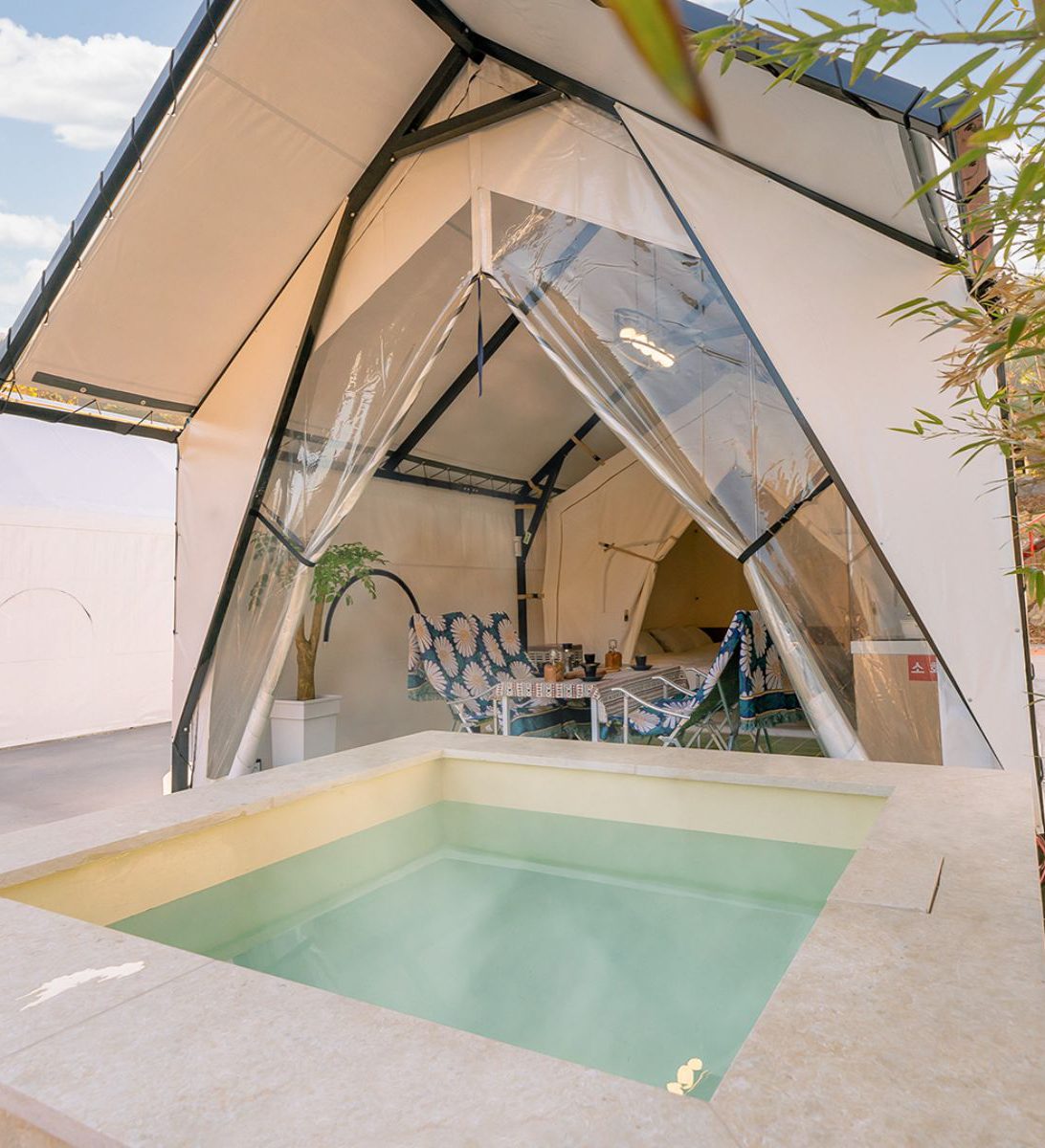 Rondreis Zuid-Korea, Jirisan, O Stay Glamping, Buitenaanzicht van luxe tent met jacuzzi