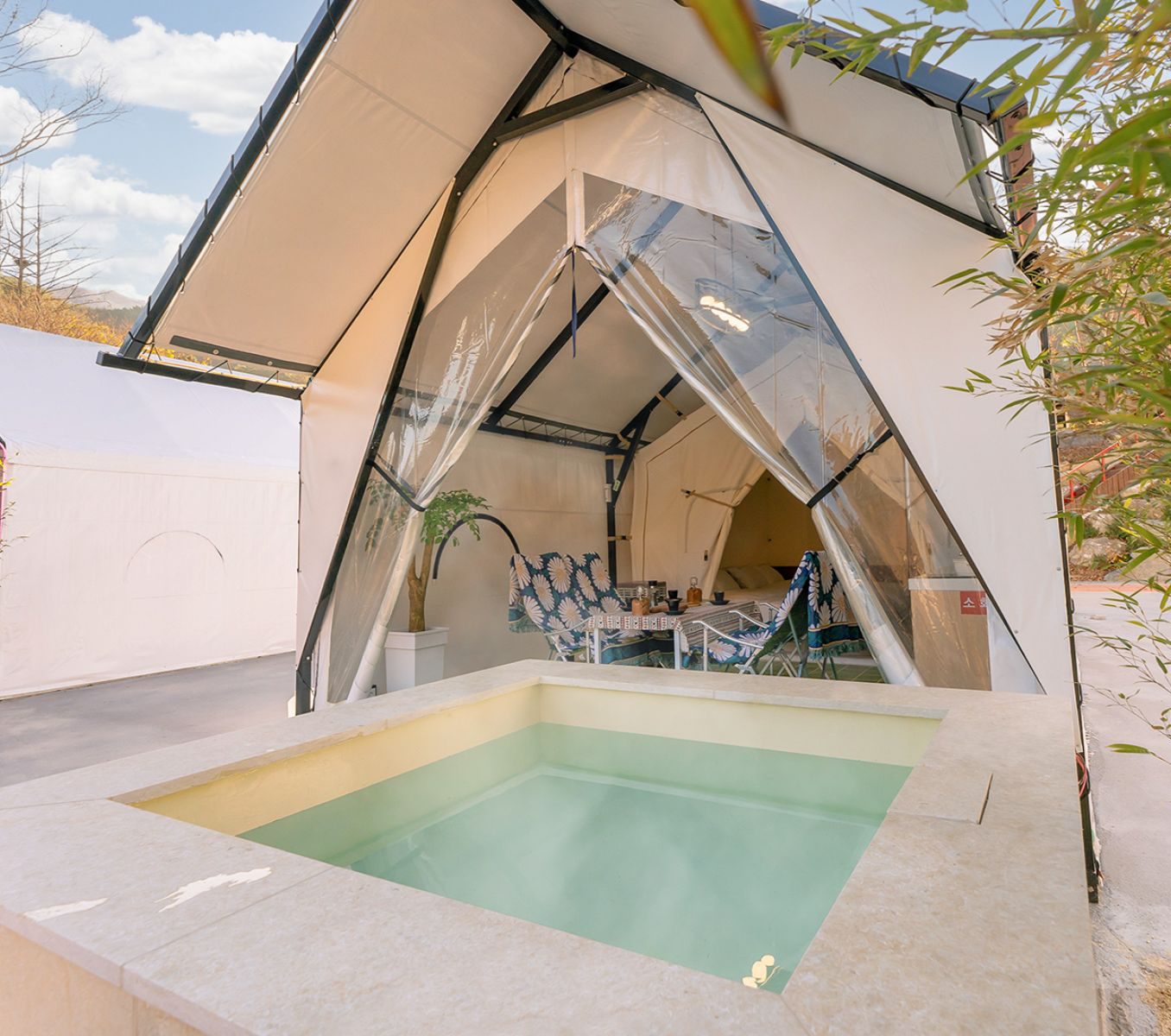 Rondreis Zuid-Korea, Jirisan, O Stay Glamping, Buitenaanzicht van luxe tent met jacuzzi