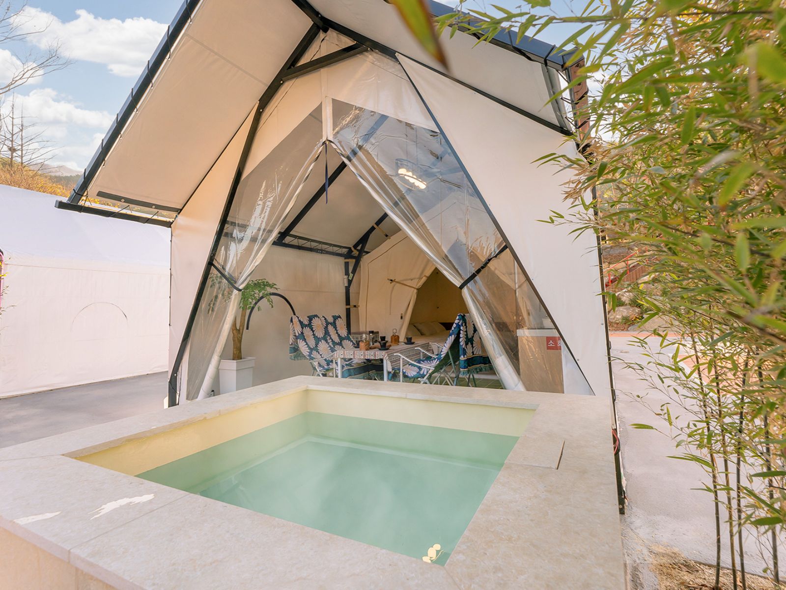 Rondreis Zuid-Korea, Jirisan, O Stay Glamping, Buitenaanzicht van luxe tent met jacuzzi