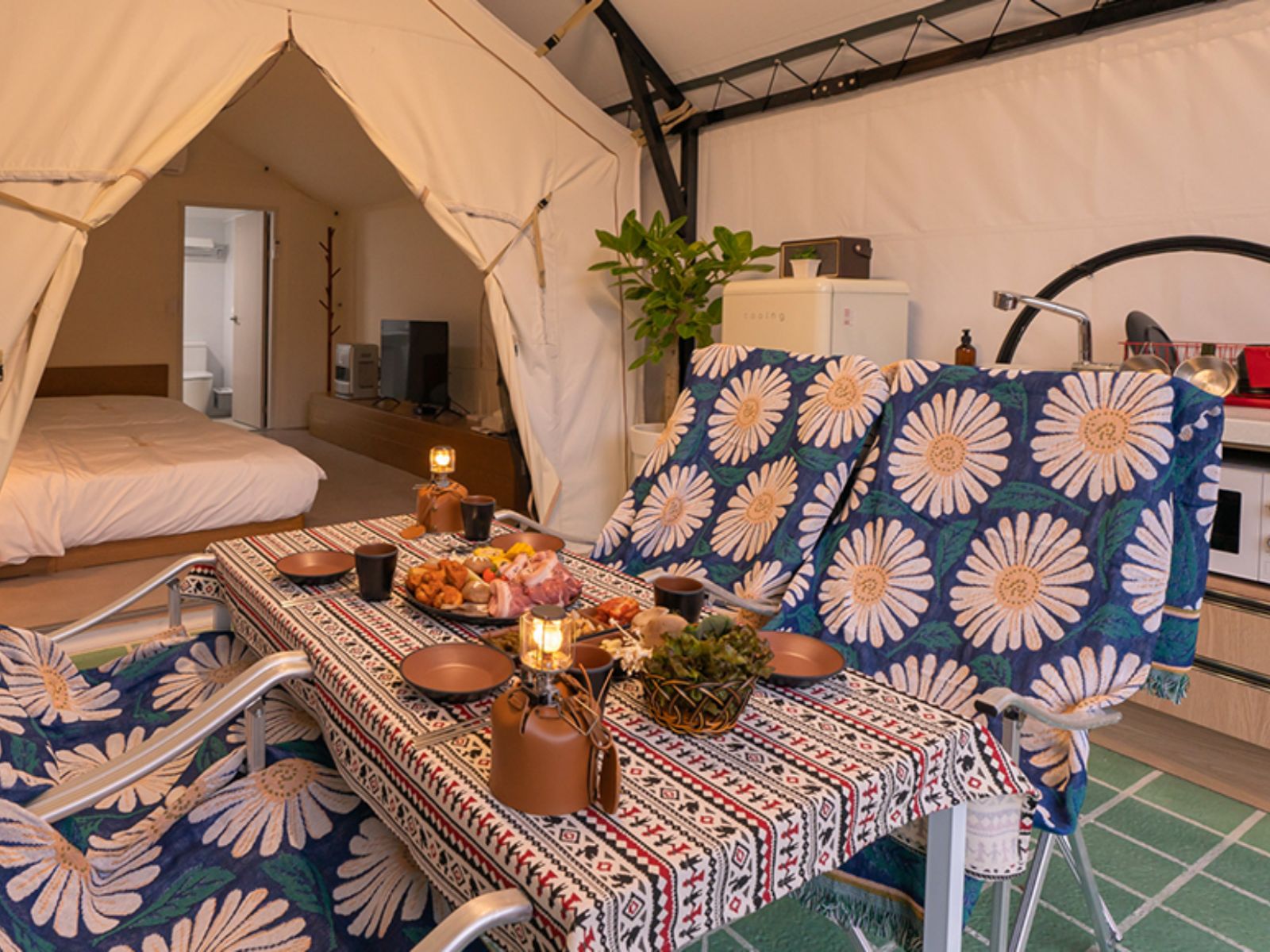 Rondreis Zuid-Korea, Jirisan, O Stay Glamping, Tafel met stoelen op terras voor de ingang van de luxe tent