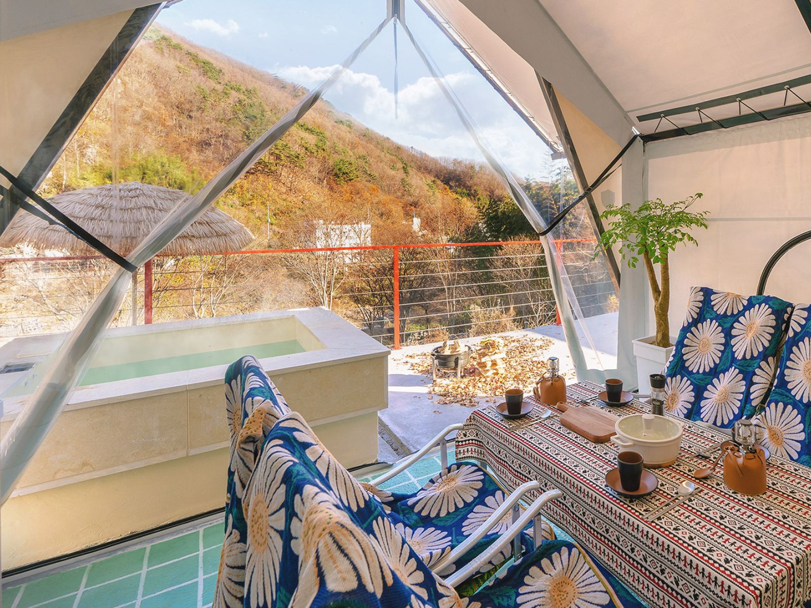 Rondreis Zuid-Korea, Jirisan, O Stay Glamping, Uitzicht vanaf terras met jacuzzi