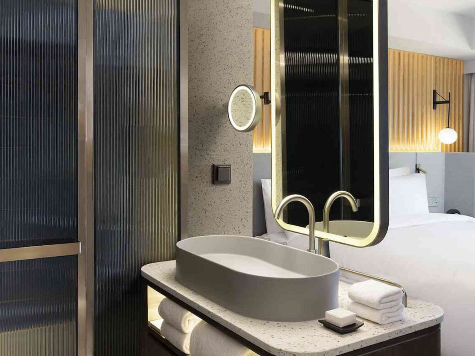 Rondreis Zuid-Korea, Mondrian Seoul Itaewon, Seoul, Badkamer wasbak met bed in achtergrond