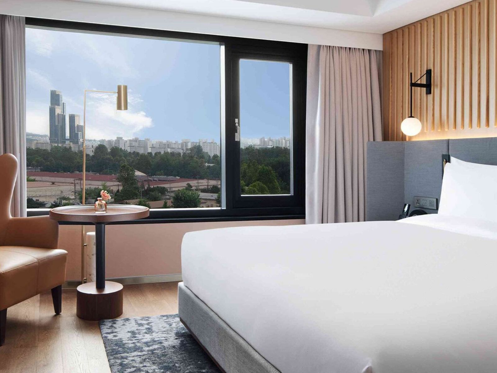 Rondreis Zuid-Korea, Mondrian Seoul Itaewon, Seoul, Slaapkamer met King bed en uitzicht op de stad