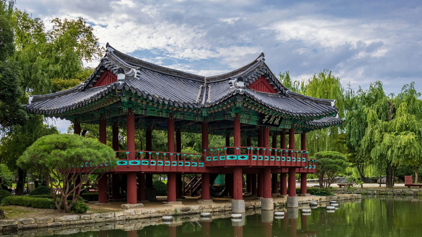 Rondreis Zuid-Korea, Namwon, Gwanghalluwon Garden tempel met water