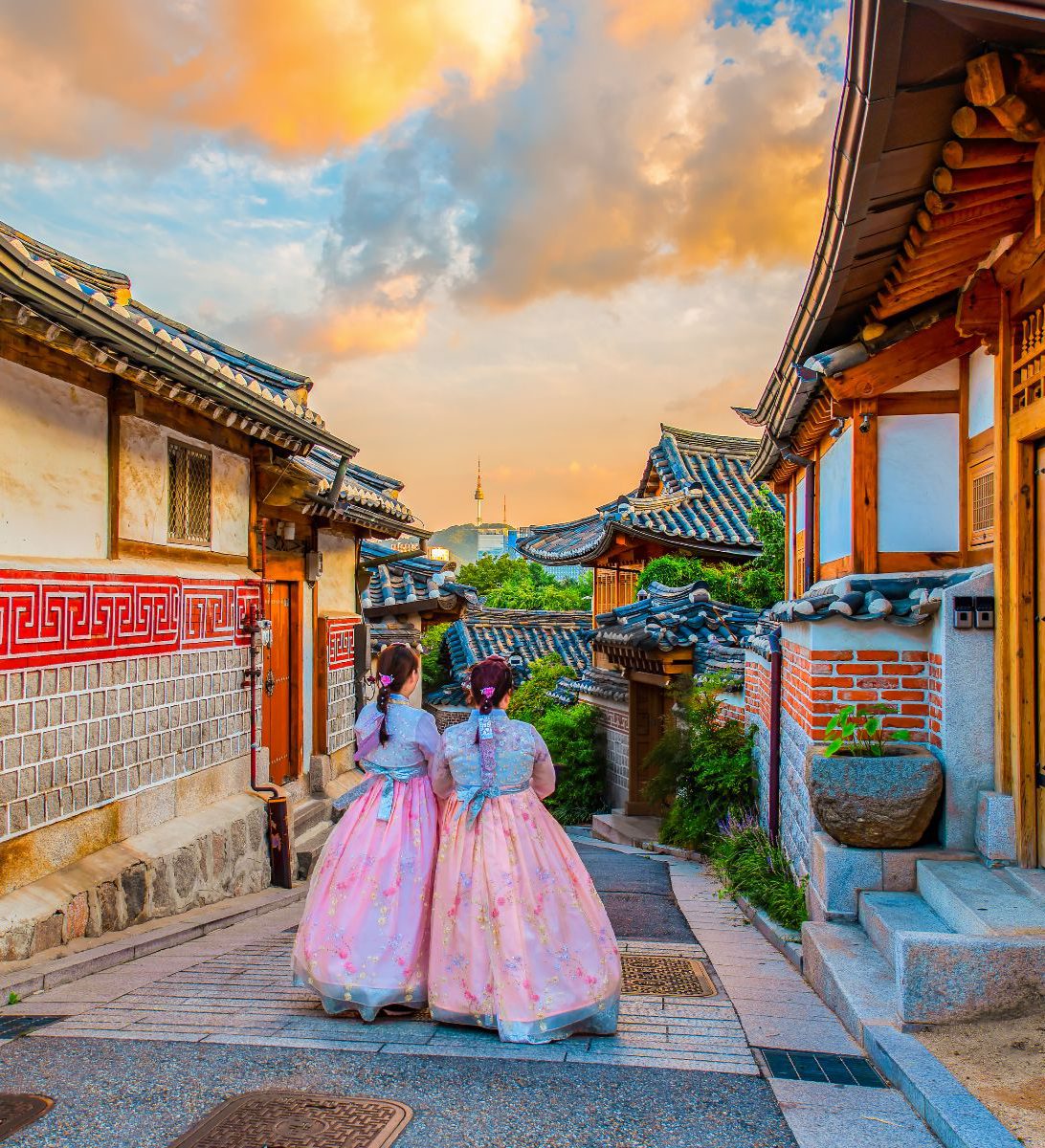 Rondreis Zuid-Korea, Seoul, Bukchon Hanok Village, vrouwen in traditionele klederdracht