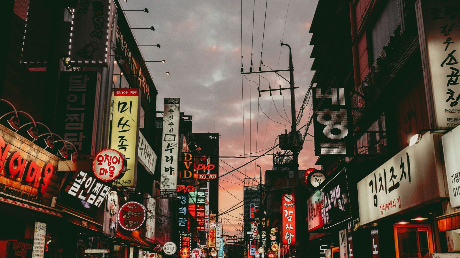 Rondreis Zuid-Korea, Seoul, neonreclame in straat avond