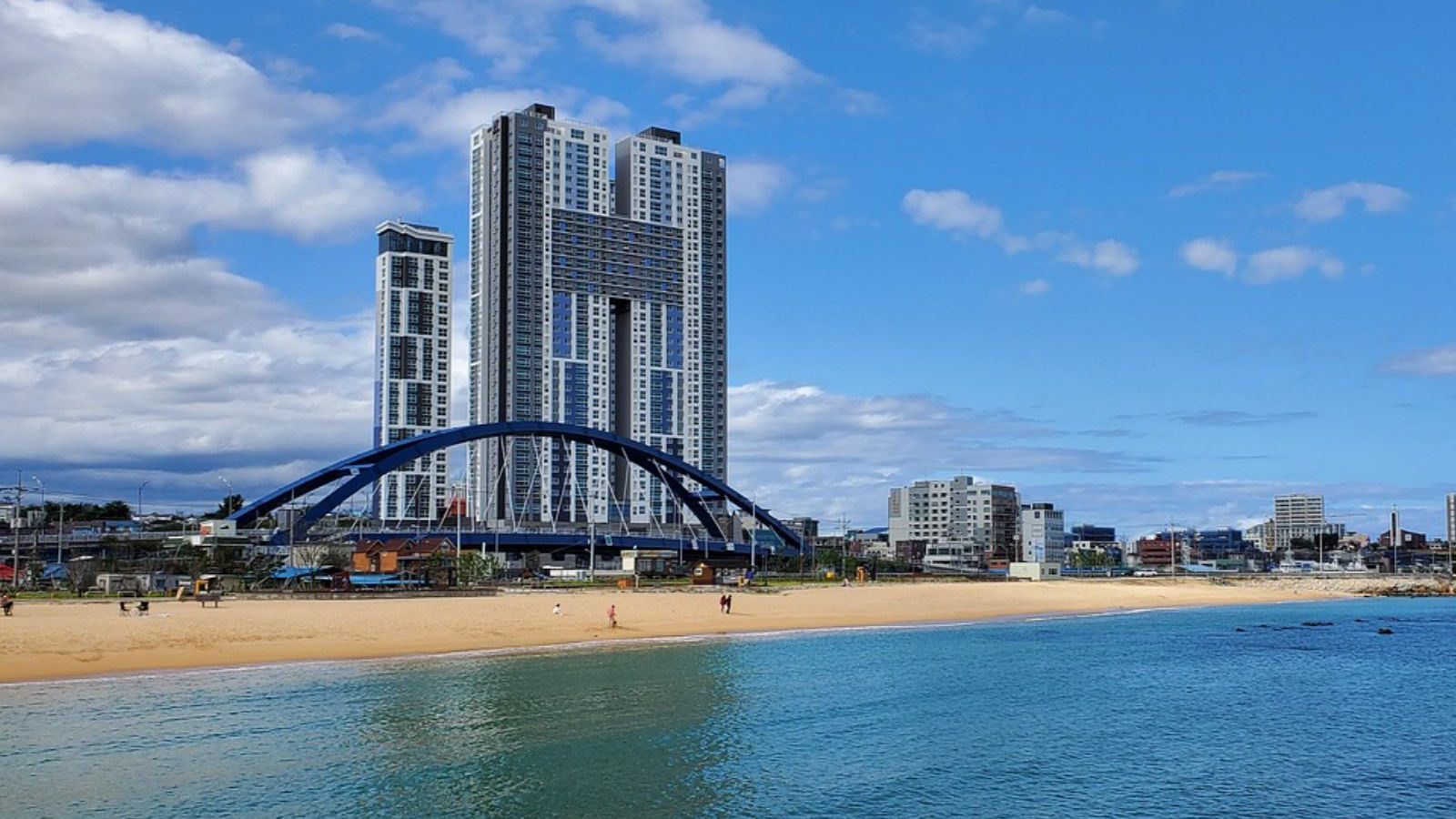 Rondreis Zuid-Korea, Sokcho, strand met skyscraper