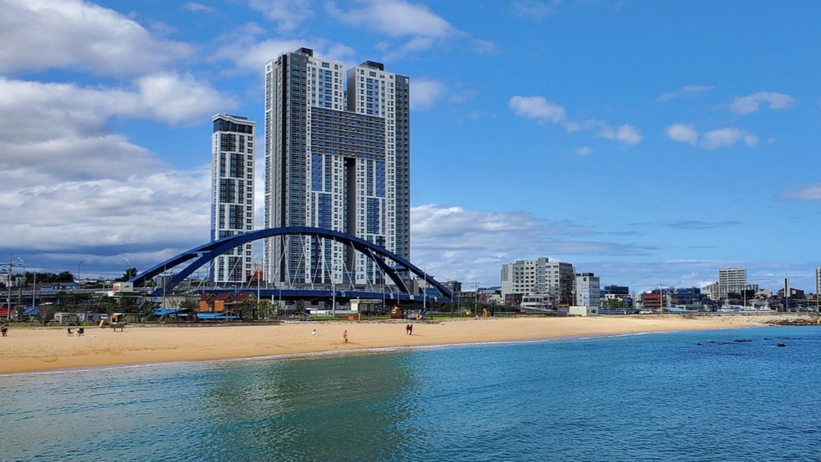 Rondreis Zuid-Korea, Sokcho, strand met skyscraper