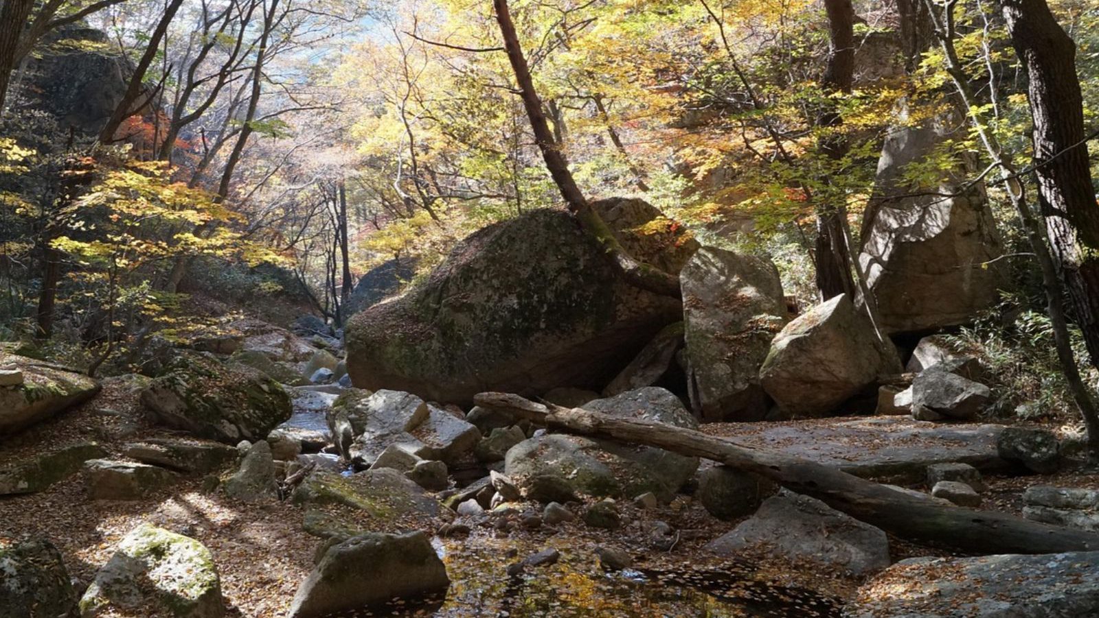 Rondreis Zuid-Korea, Songnisan National Park, riviertje