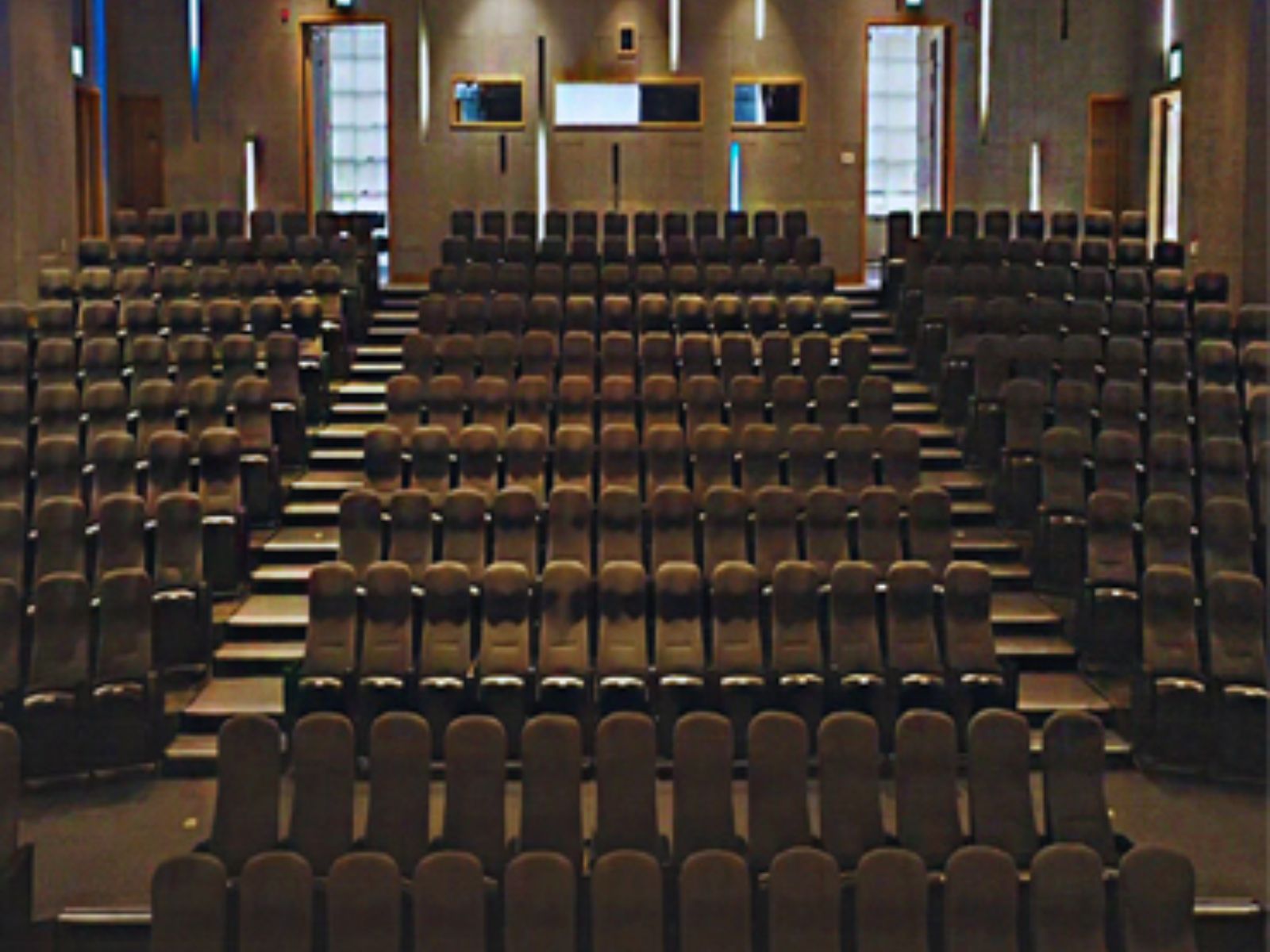 Rondreis Zuid-Korea, Songnisan, STX Resort Mungyeong, Grote theaterzaal