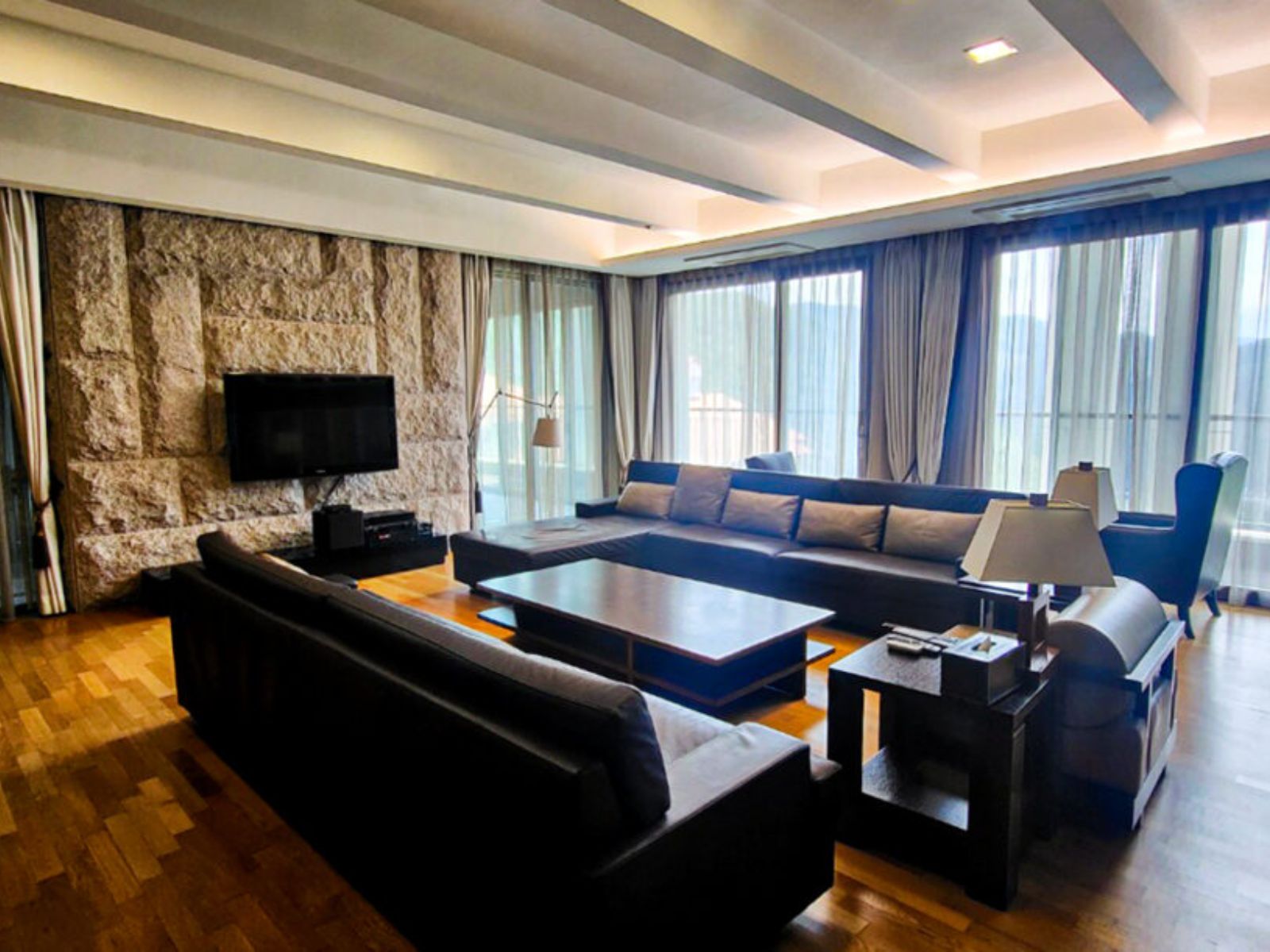 Rondreis Zuid-Korea, Songnisan, STX Resort Mungyeong, Grote woonkamer met televisie