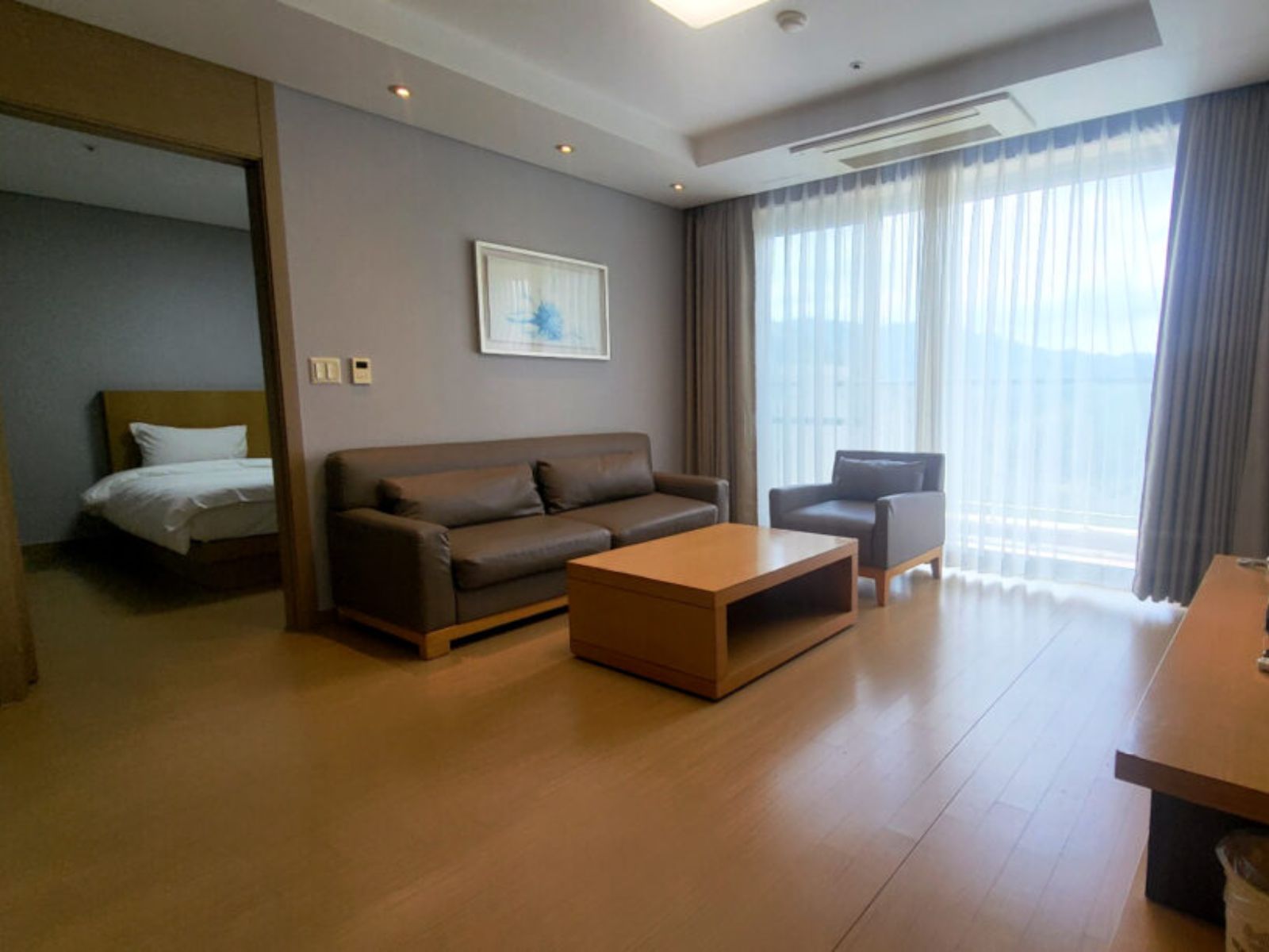 Rondreis Zuid-Korea, Songnisan, STX Resort Mungyeong, Woonkamer aan slaapkamer