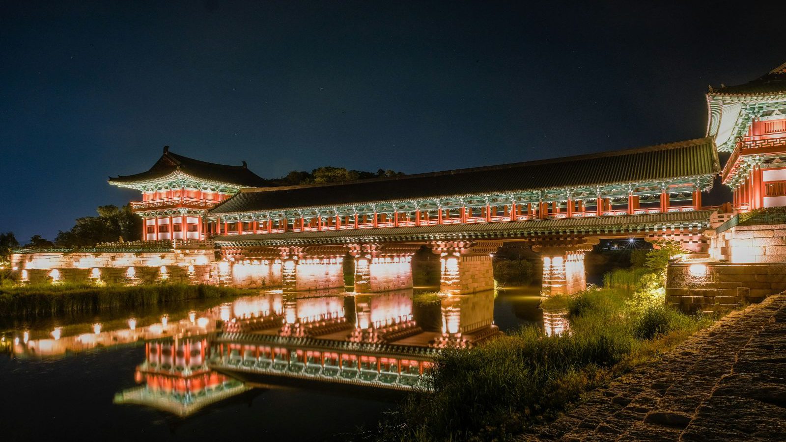 Rondreis Zuid-Korea, excursie Gyeongju dagtour, Woljeonggyo Bridge verlichte brug nacht