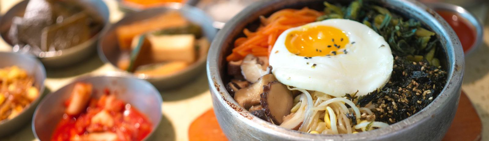 Rondreis Zuid-Korea, excursie bibimbap kookworkshop, bibimbap met ei, vlees en side dishes