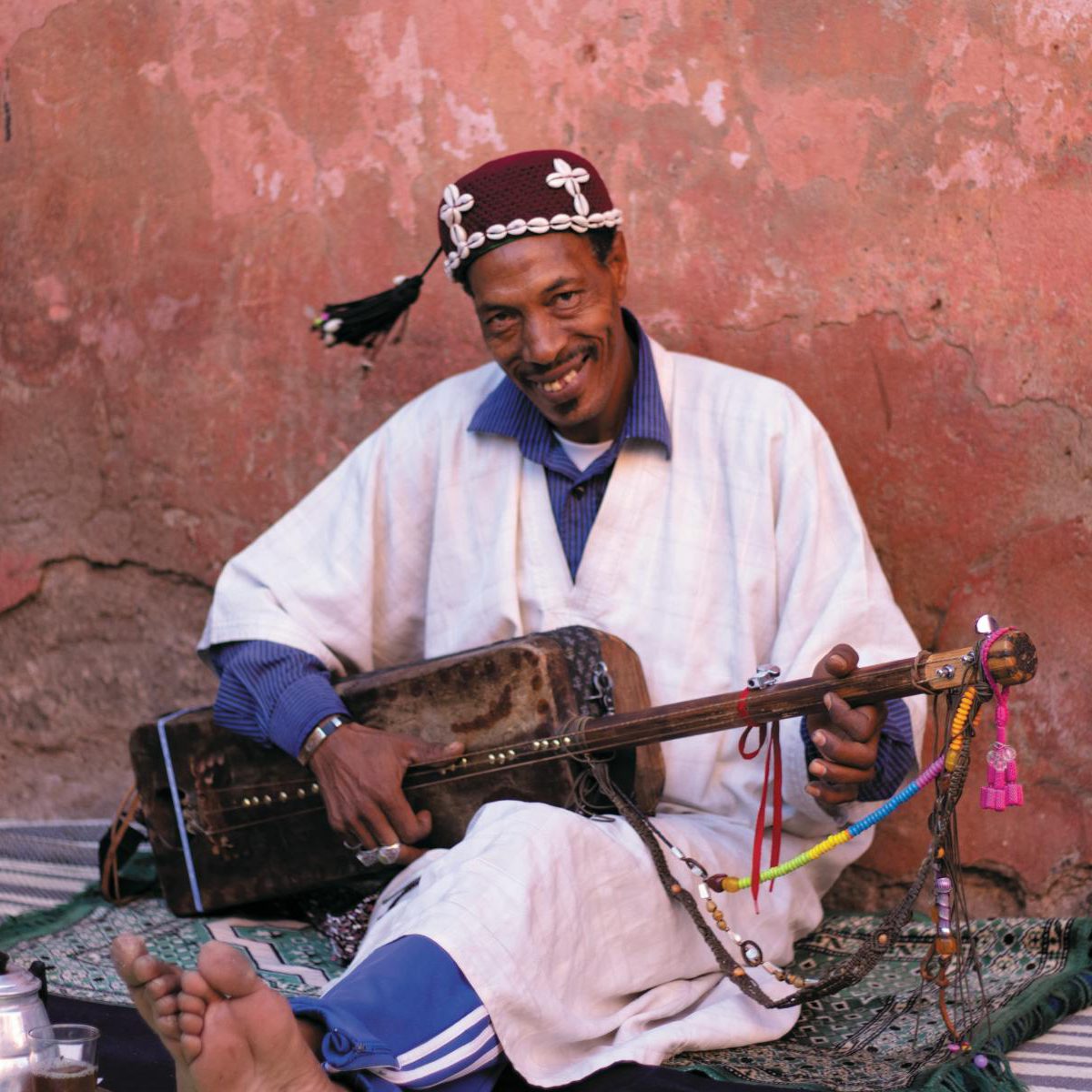 rondreis-marokko-marrakesh man met muziekinstrument