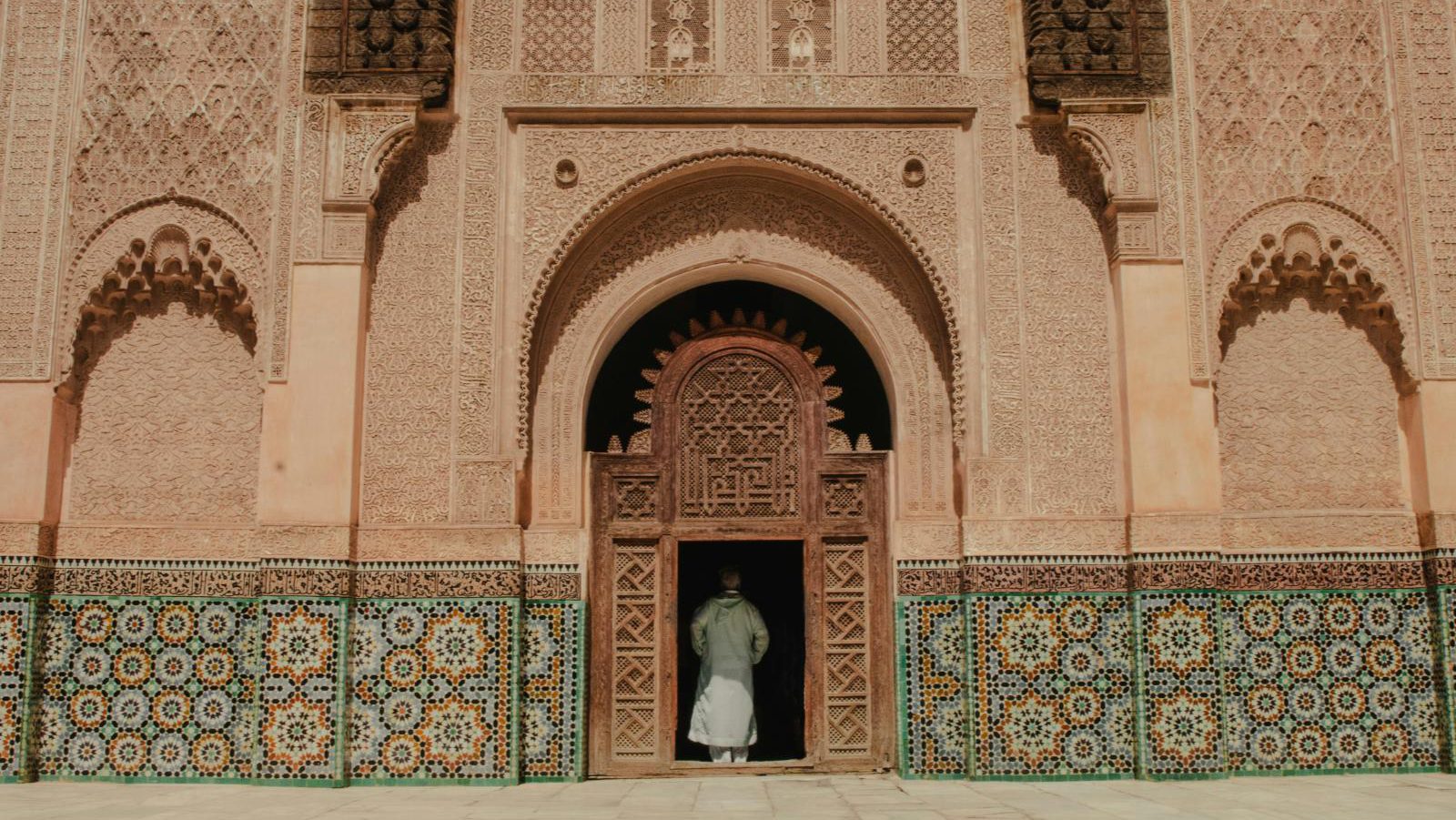 Rondreis Marokko, Marrakech, man voor paleis