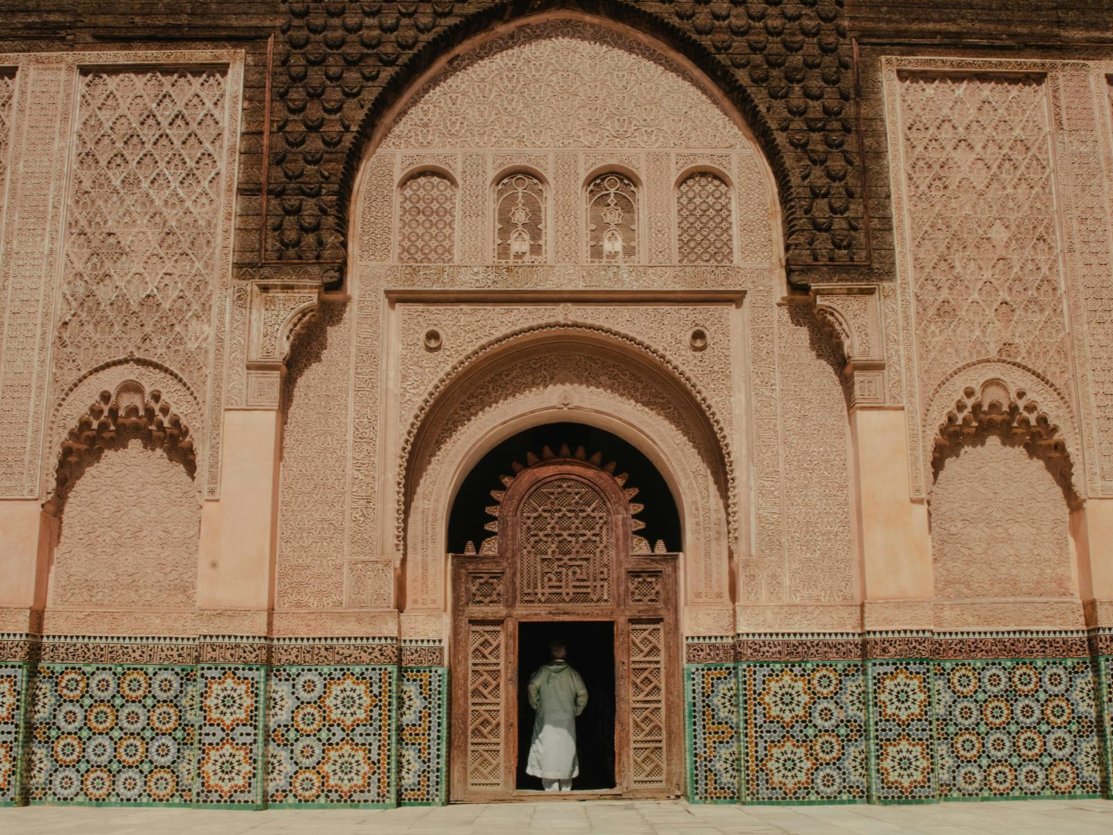 Rondreis Marokko, Marrakech, man voor paleis