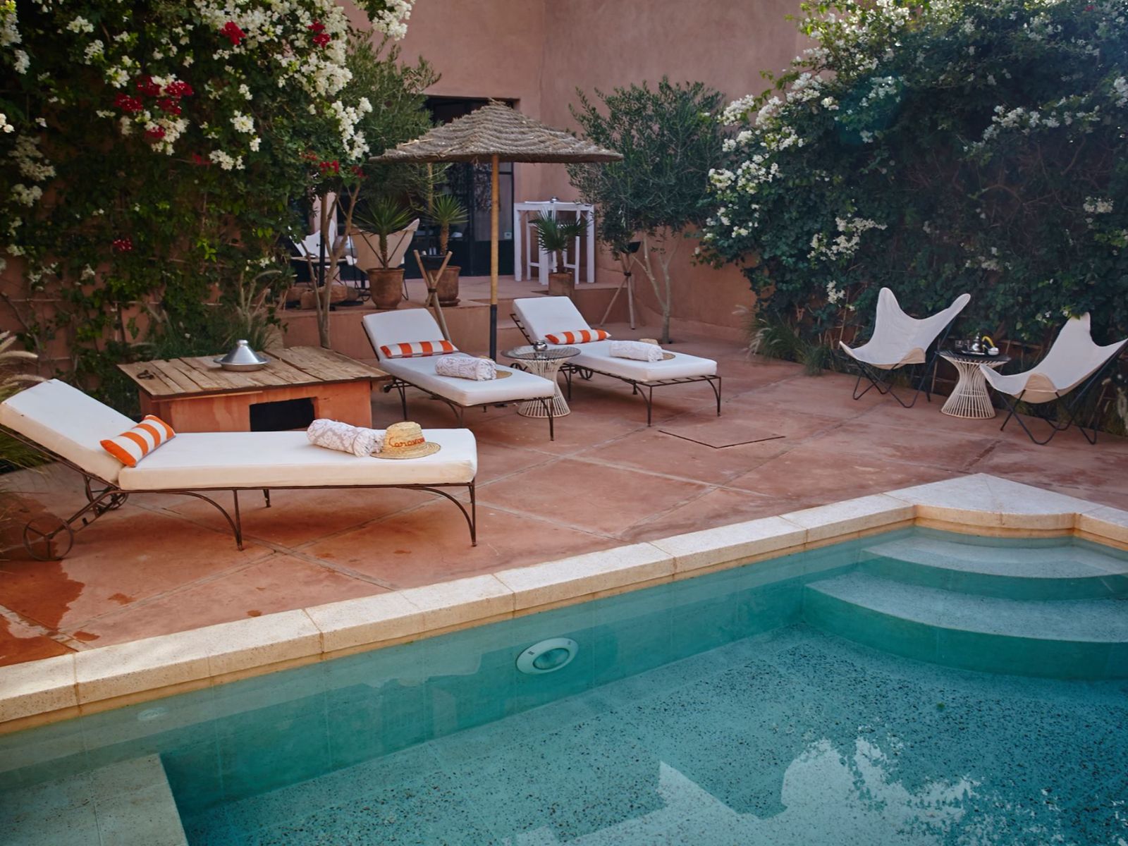 Rondreis Marokko, Ait Ben Haddou, Riad Caravana, zwembad met ligstoelen