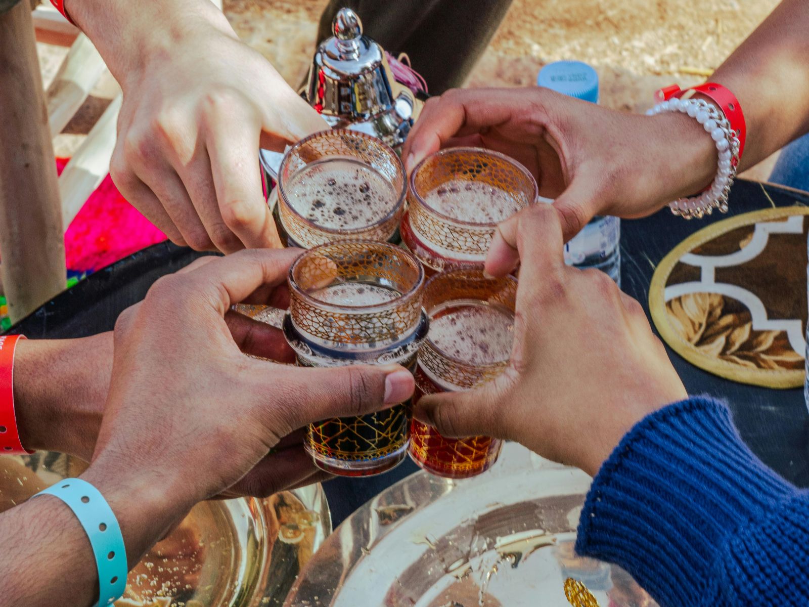 Rondreis Marokko, Excursie Marokkaanse kookworkshop, Proosten met drinken