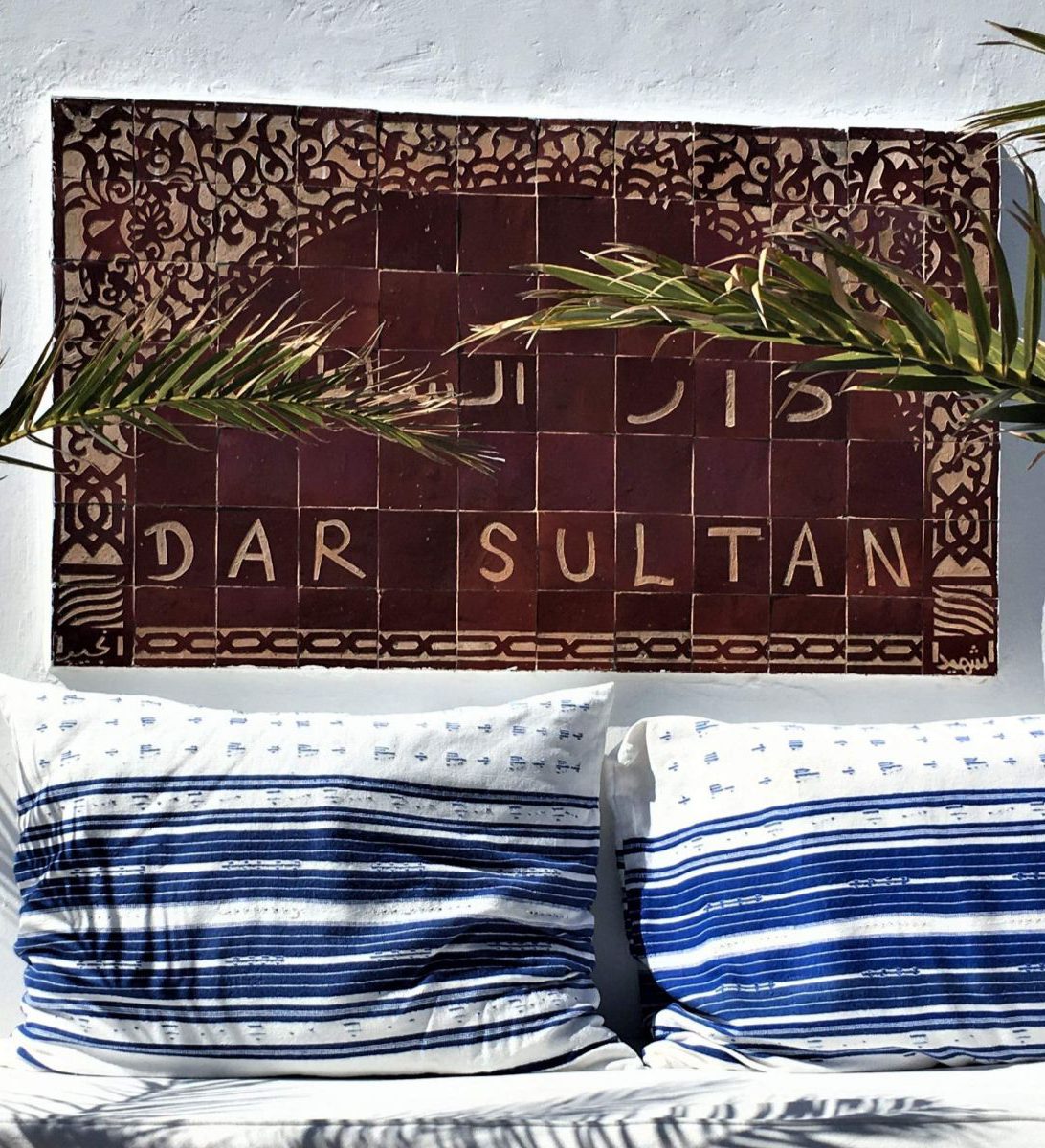 Rondreis Marokko, Tanger, Dar Sultan, logo buitenkant met zitplek