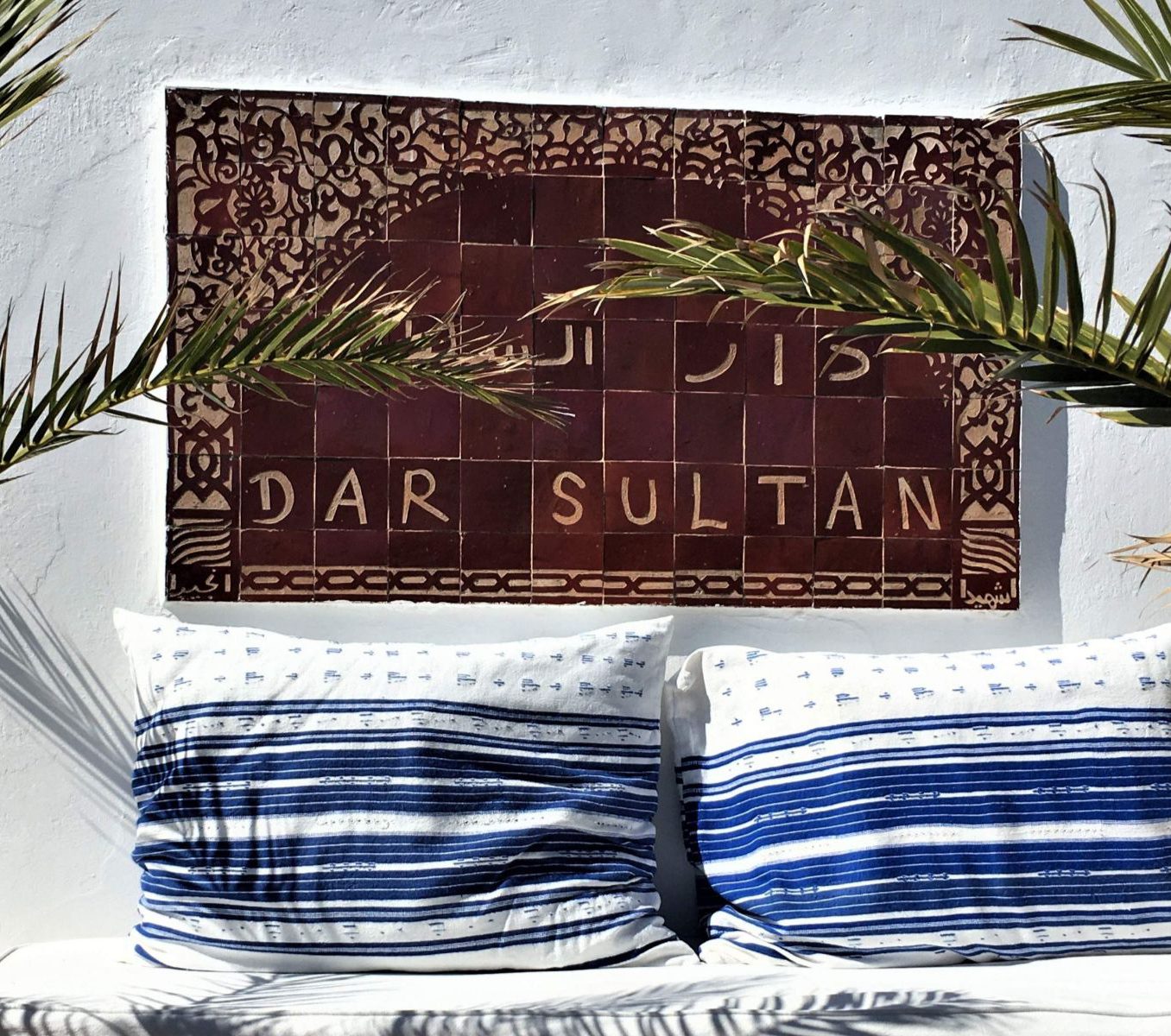Rondreis Marokko, Tanger, Dar Sultan, logo buitenkant met zitplek
