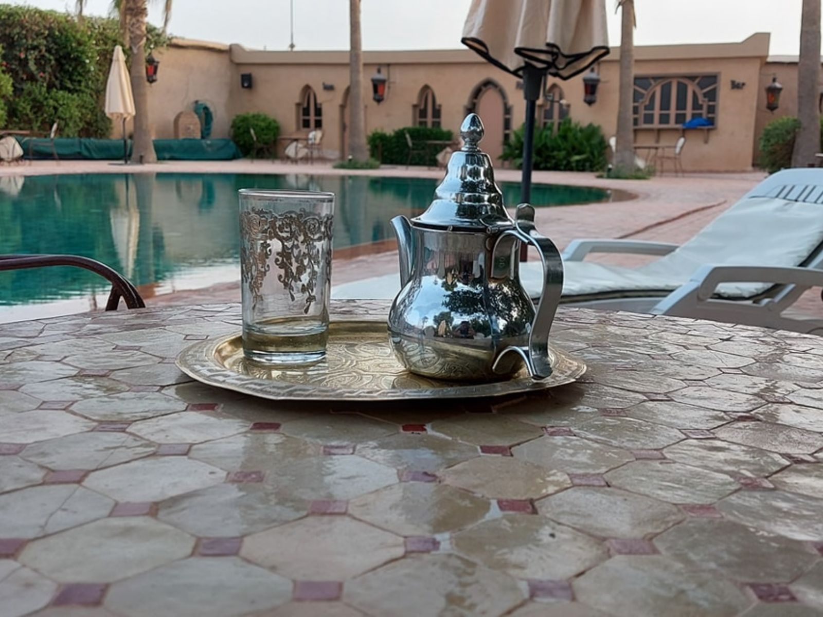 Rondreis Marokko, Taroudant, Dar Zitoune, thee bij zwembad