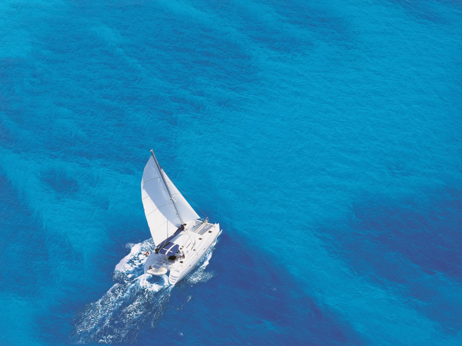 Rondreis Mauritius, Grand Baie, Excursie Cruise naar de Northern Islands, aerial view catamaran en blauw water